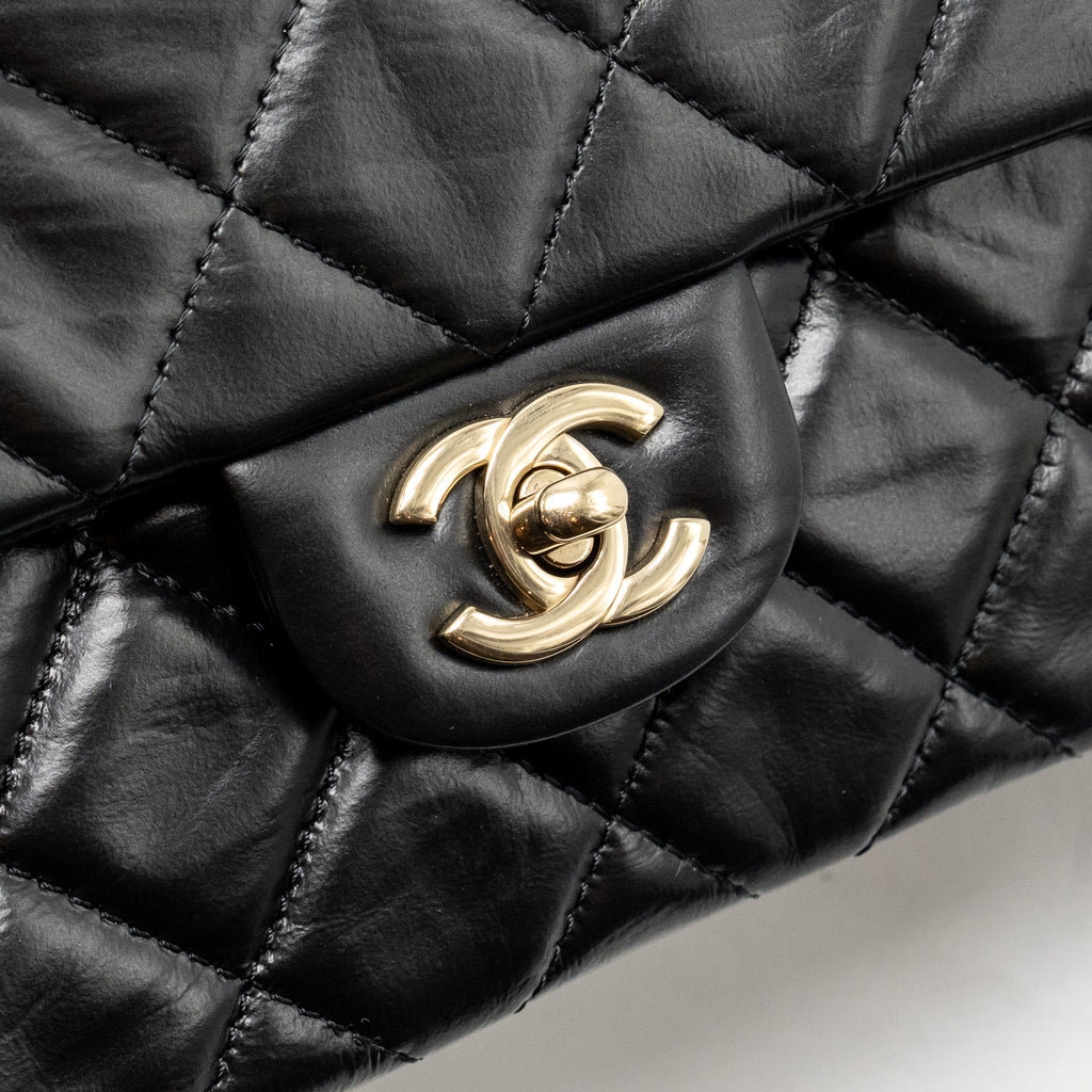 chanel-23a-classic-flap-clutch-shiny-calfskin-black-ghwmicrochip