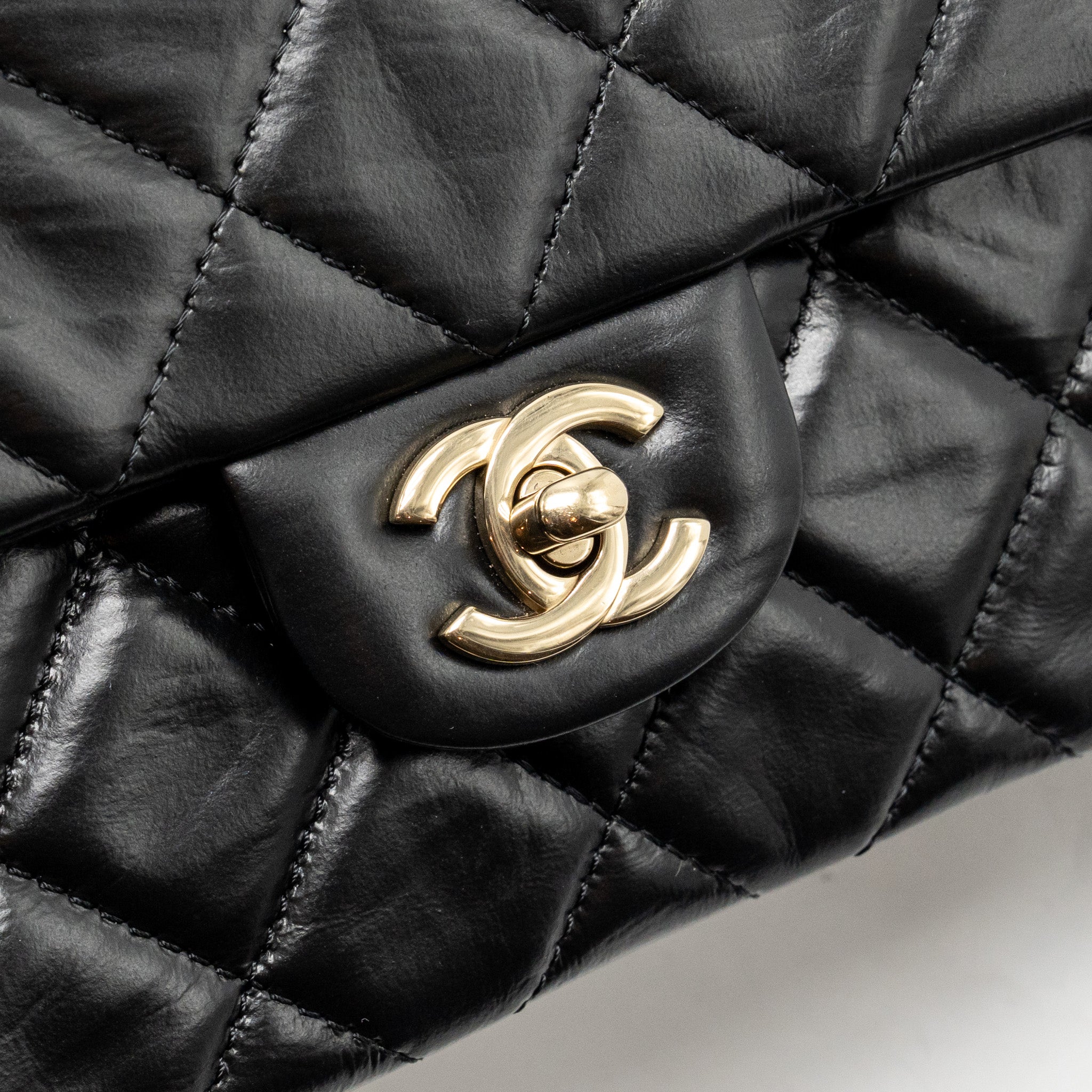 chanel-23a-classic-flap-clutch-shiny-calfskin-black-ghwmicrochip