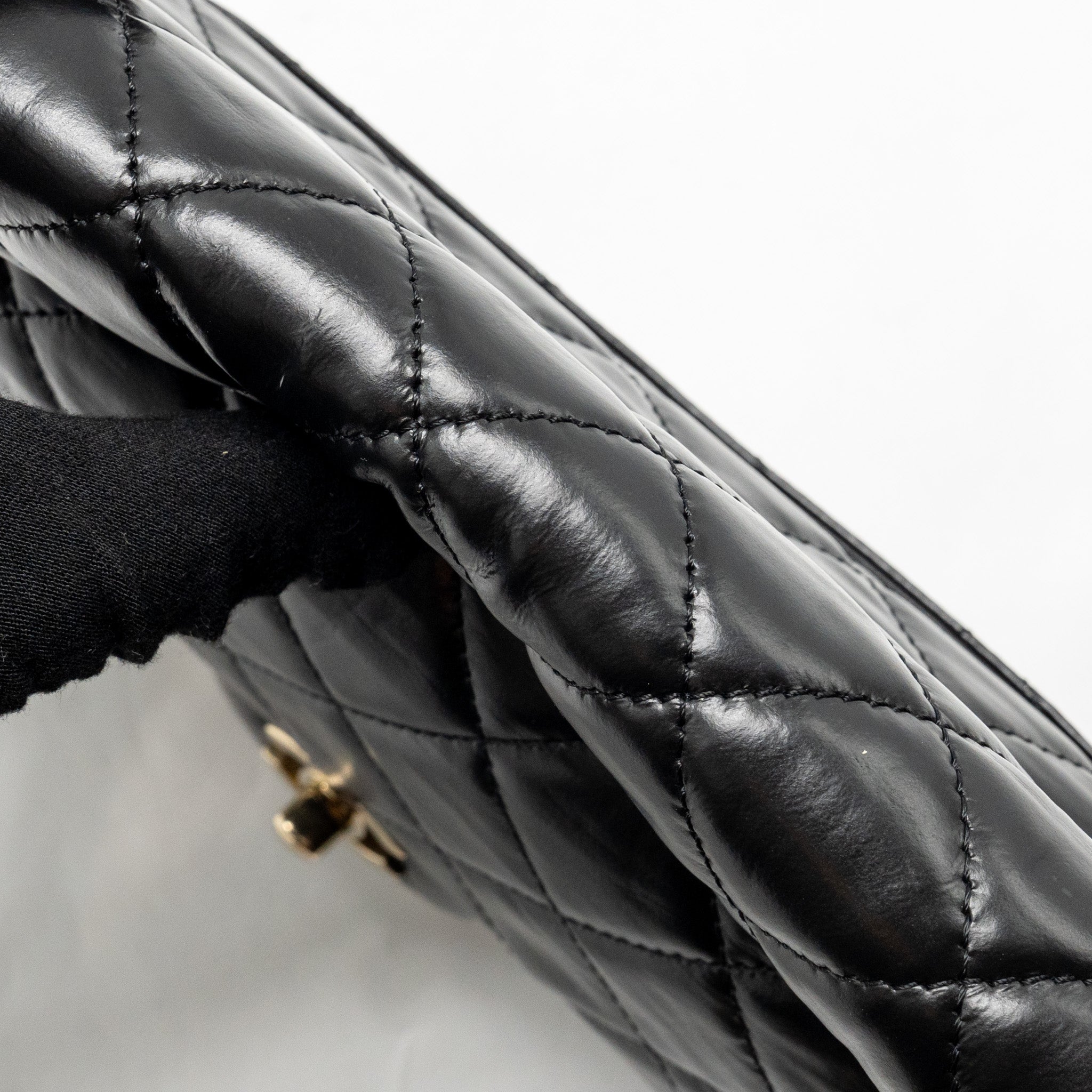 chanel-23a-classic-flap-clutch-shiny-calfskin-black-ghwmicrochip
