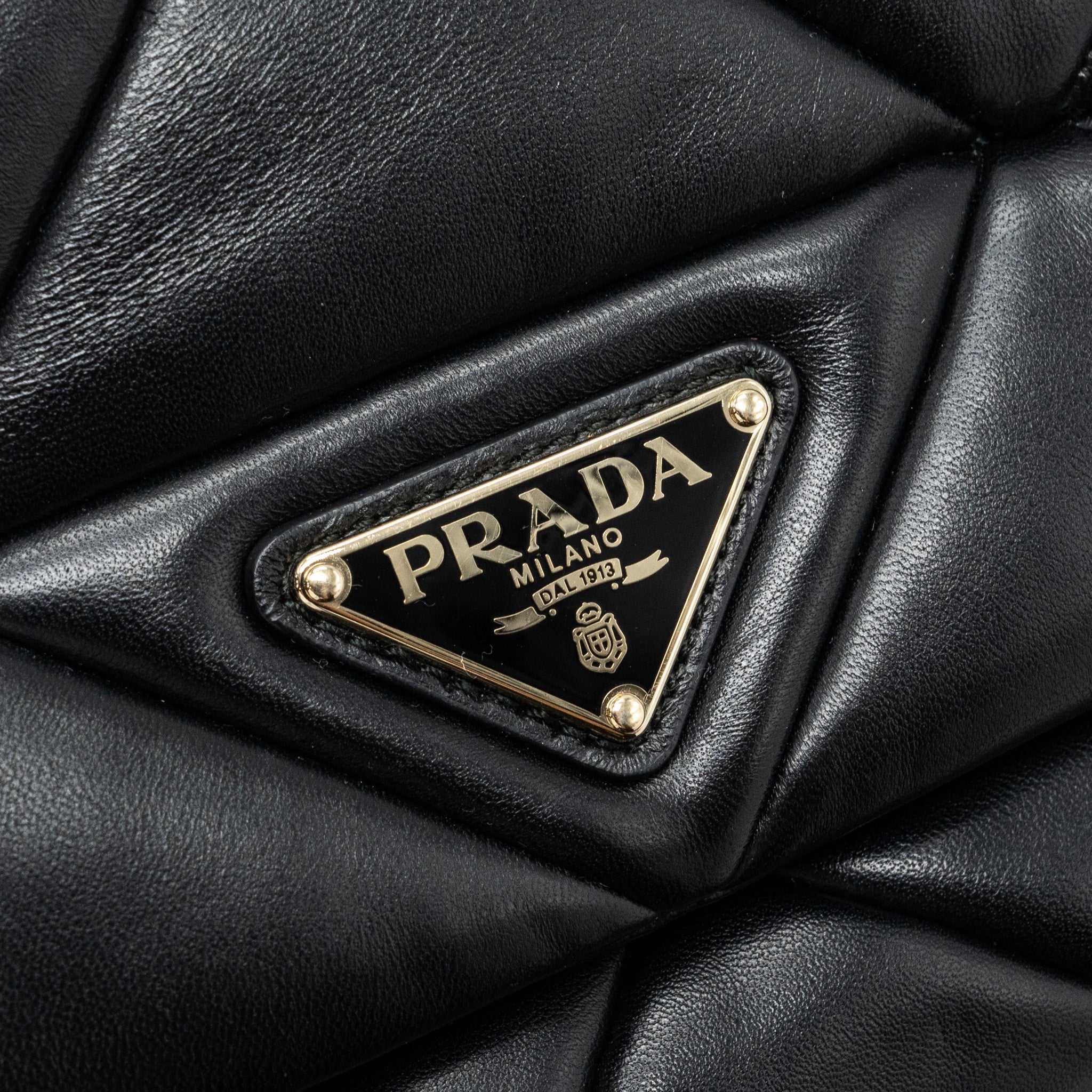 prada-pattina-in-pelle-nappa-patch-black-ghw
