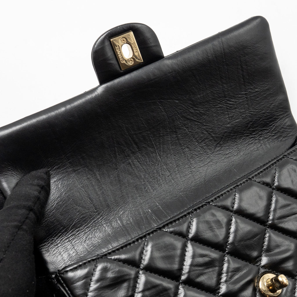 chanel-23a-classic-flap-clutch-shiny-calfskin-black-ghwmicrochip