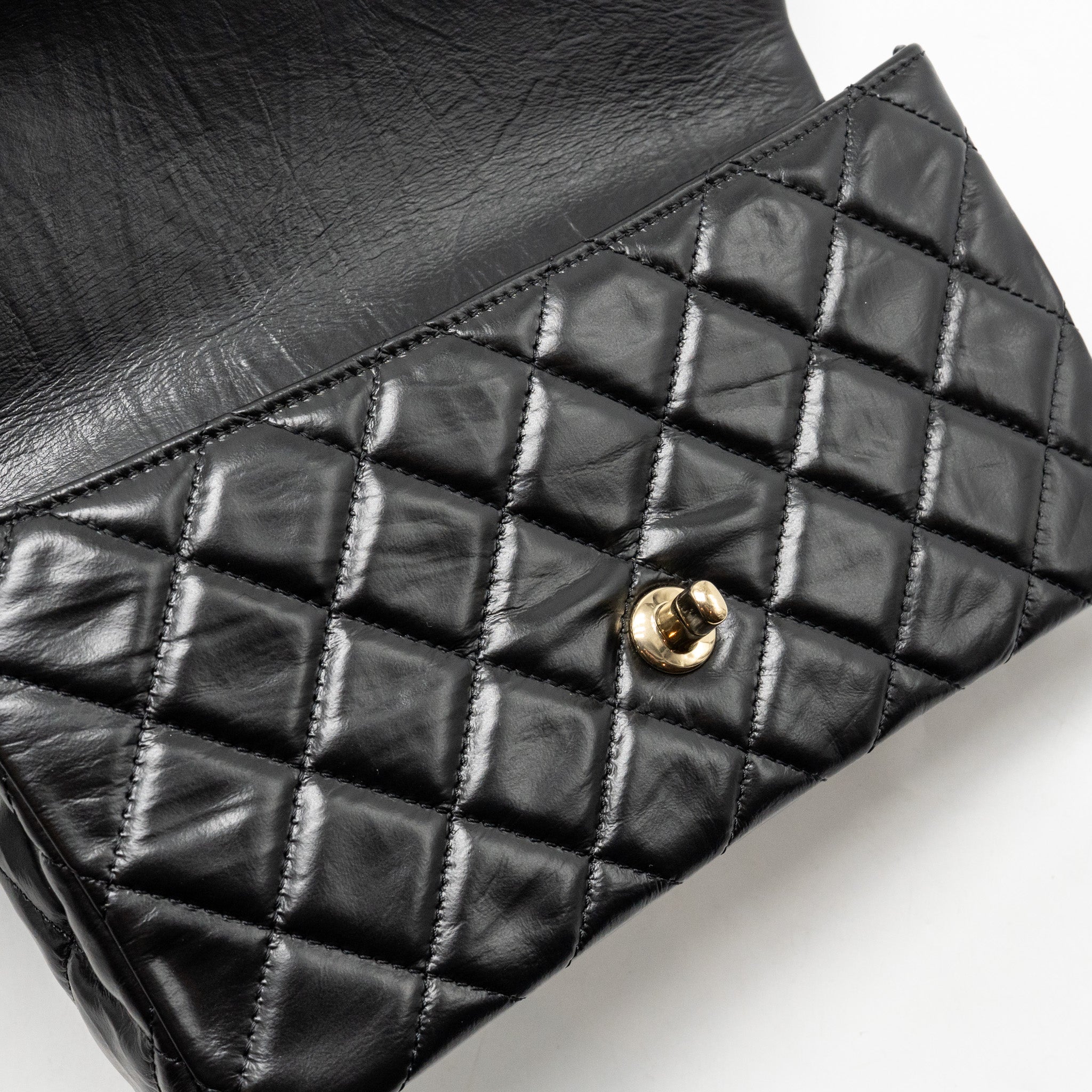 chanel-23a-classic-flap-clutch-shiny-calfskin-black-ghwmicrochip