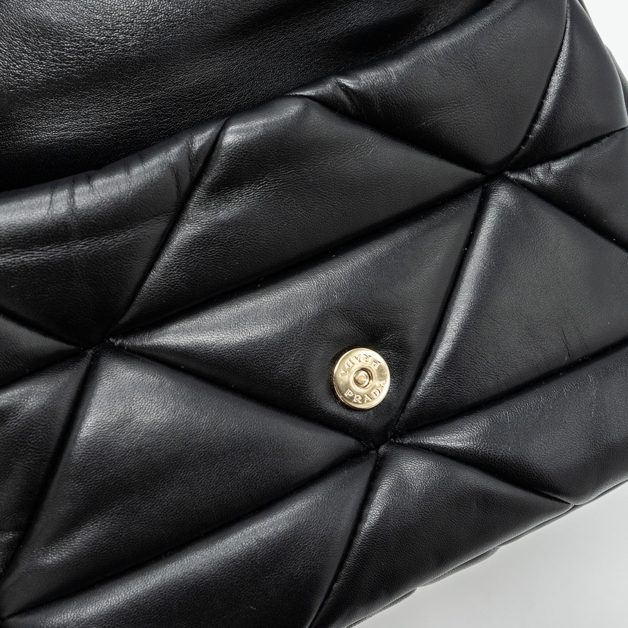 prada-pattina-in-pelle-nappa-patch-black-ghw