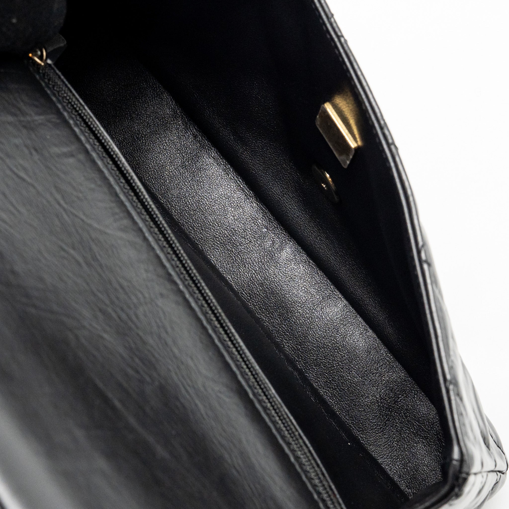 chanel-23a-classic-flap-clutch-shiny-calfskin-black-ghwmicrochip