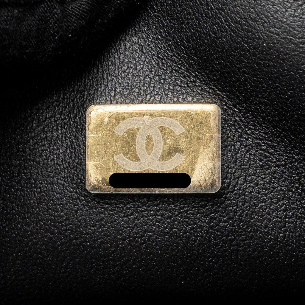 chanel-23a-classic-flap-clutch-shiny-calfskin-black-ghwmicrochip
