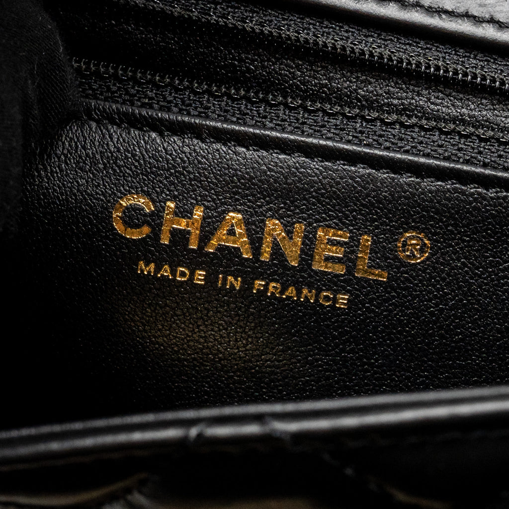 chanel-23a-classic-flap-clutch-shiny-calfskin-black-ghwmicrochip