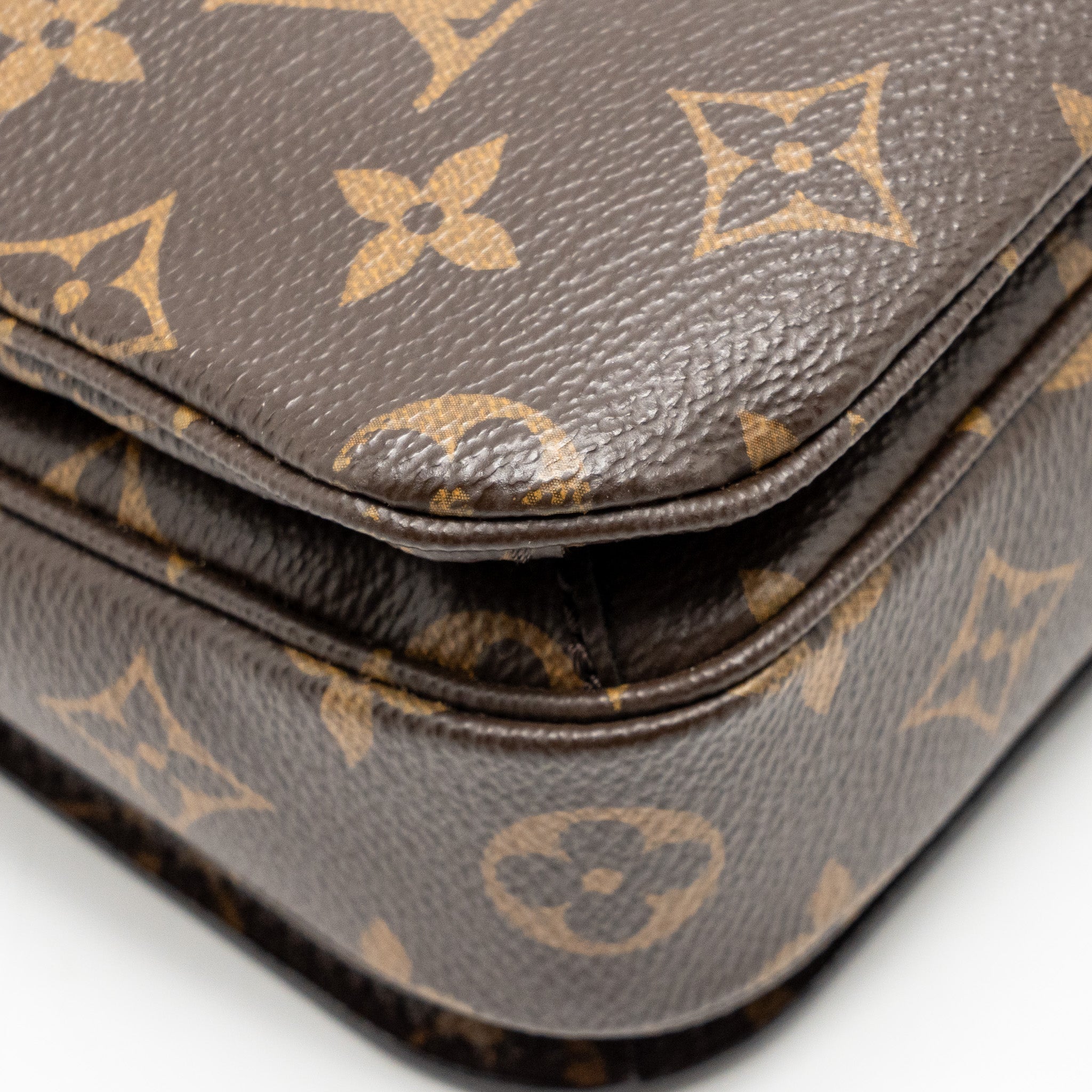 louis-vuitton-pochette-metis-monogram-canvas-ghw-31