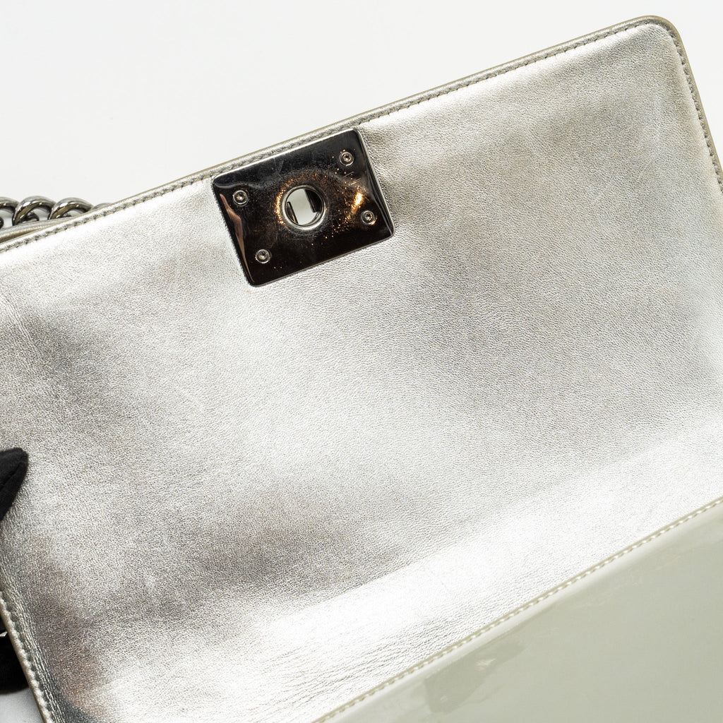 chanel-medium-boy-bag-patent-leather-light-gold-silver-shw