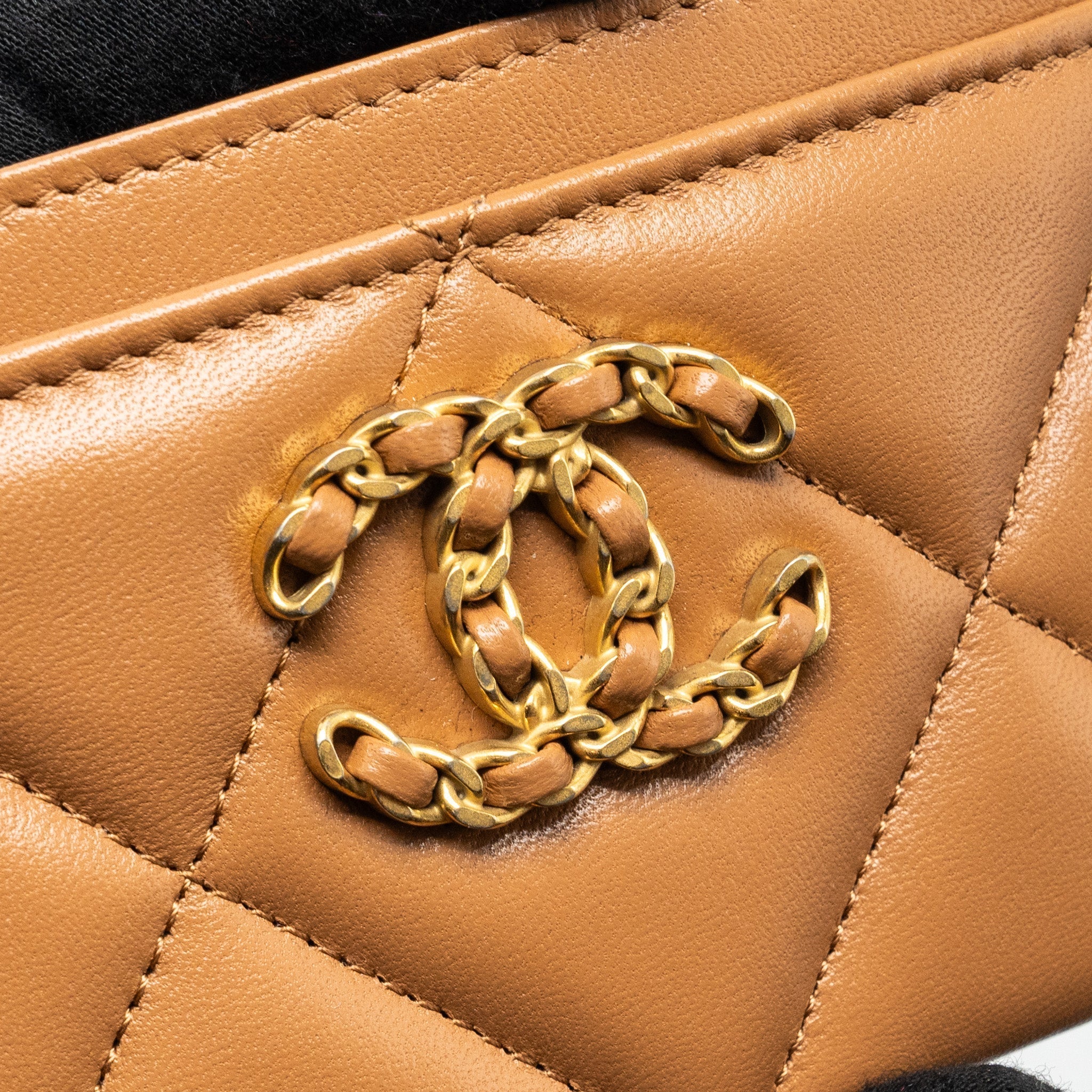 chanel-19-card-holder-lambskin-caramel-ghw-microchip