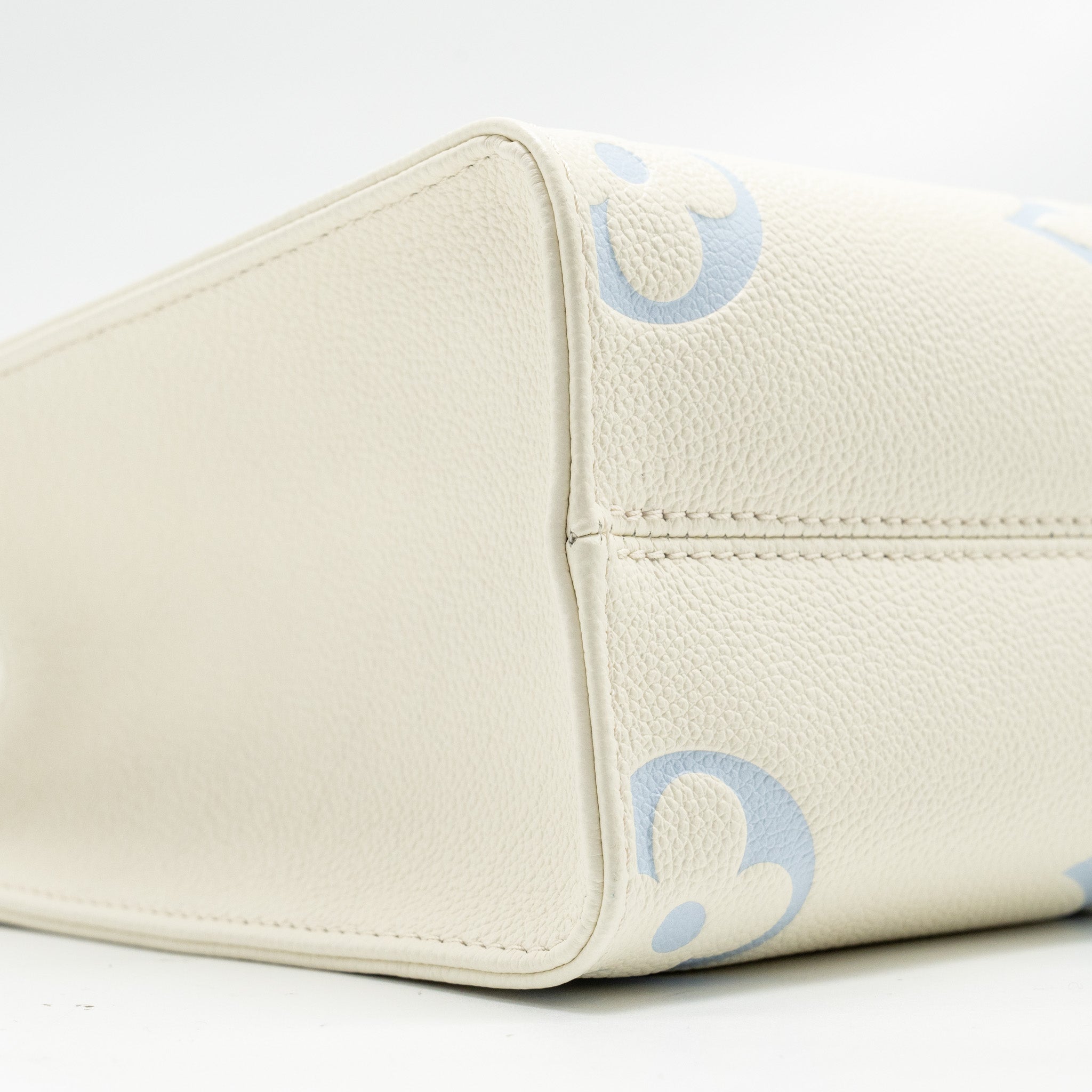 louis-vuitton-onthego-pm-bicolour-monogram-empreinte-latte-candy-blue