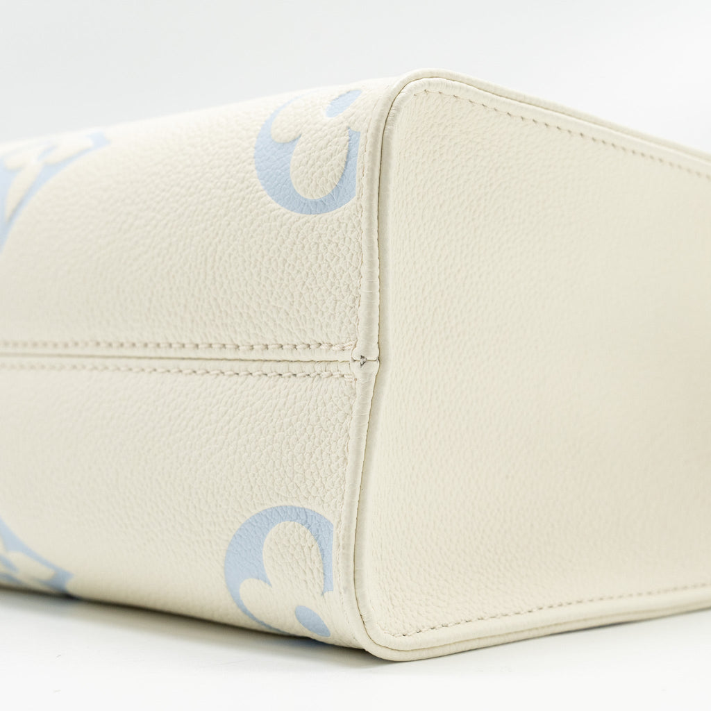 louis-vuitton-onthego-pm-bicolour-monogram-empreinte-latte-candy-blue