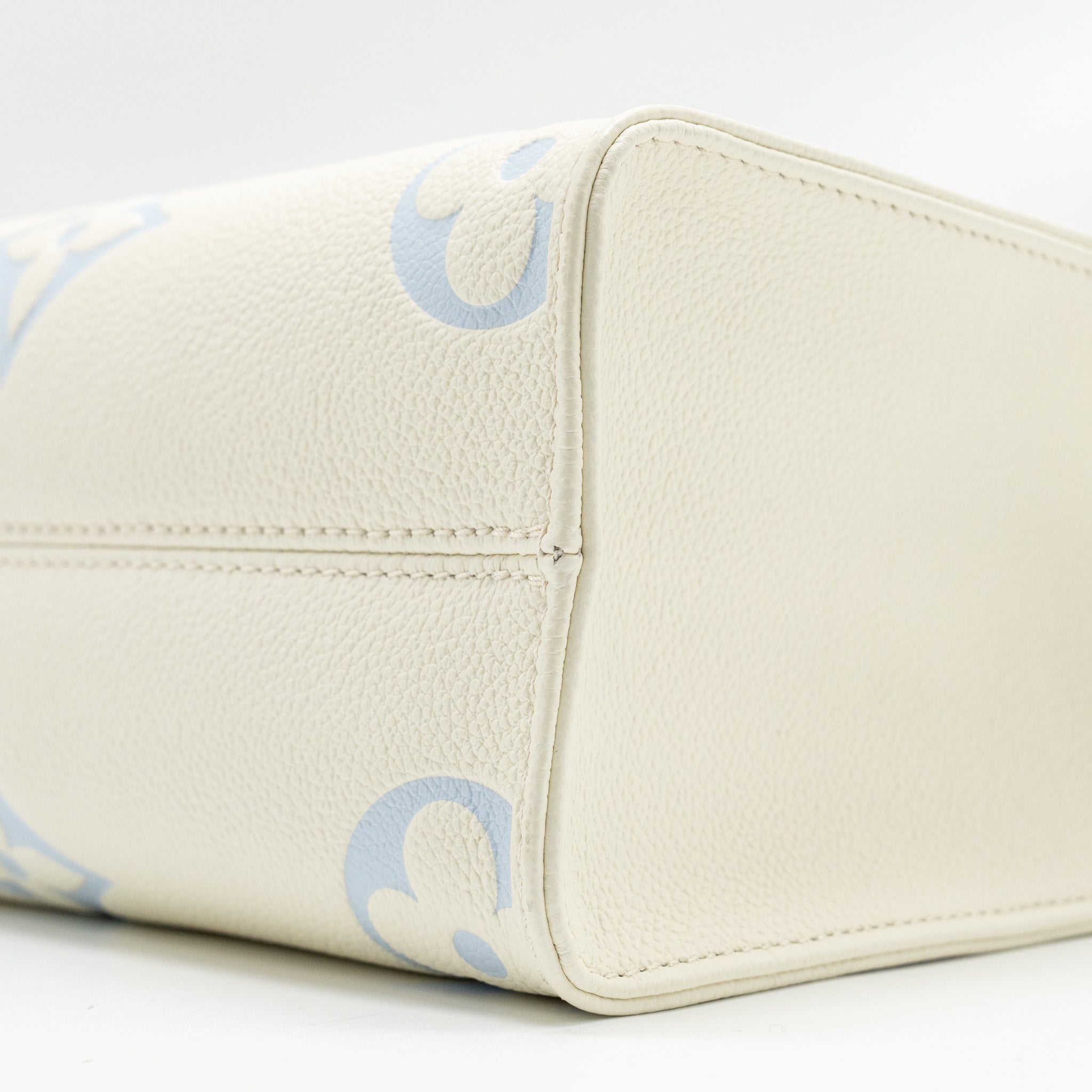 louis-vuitton-onthego-pm-bicolour-monogram-empreinte-latte-candy-blue