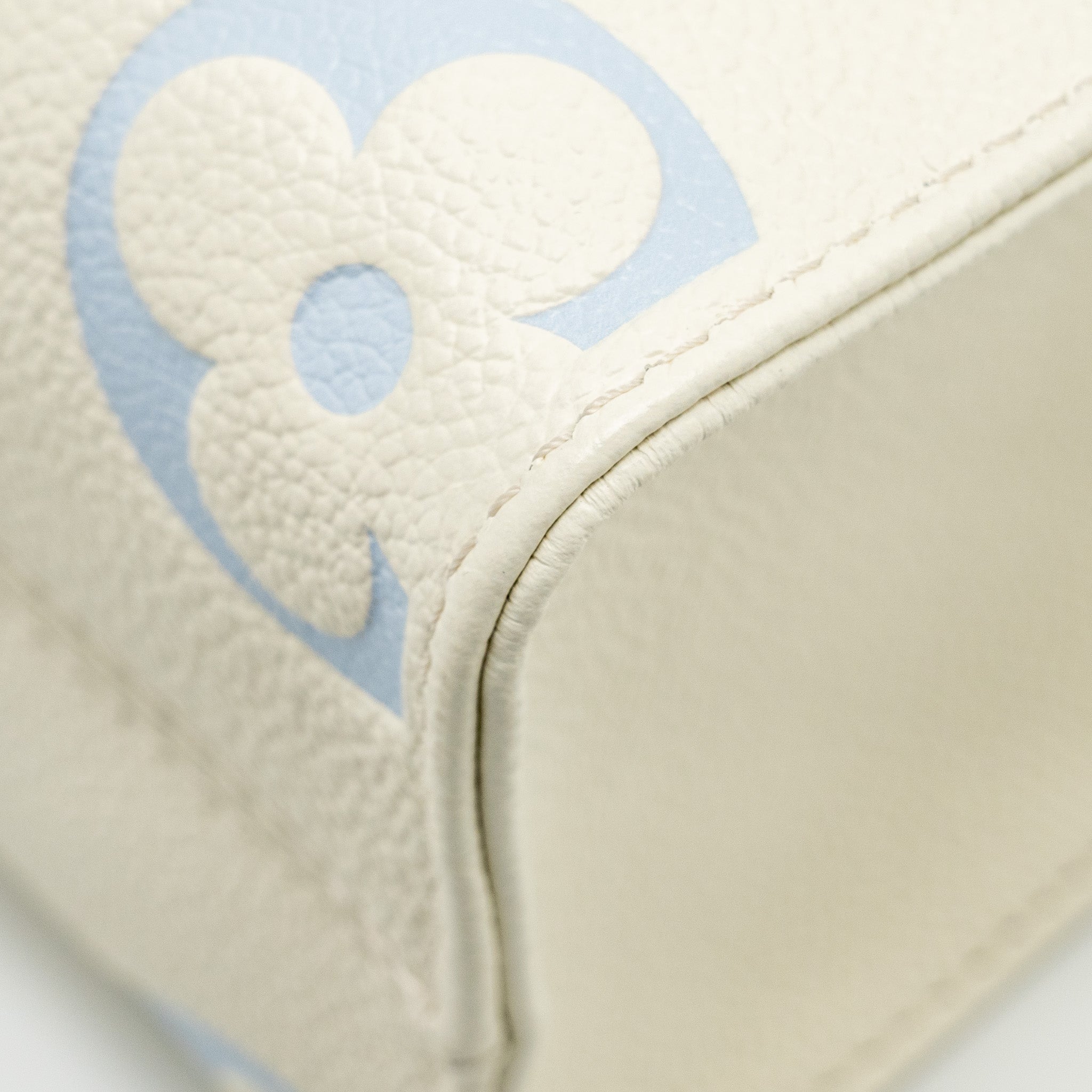 louis-vuitton-onthego-pm-bicolour-monogram-empreinte-latte-candy-blue