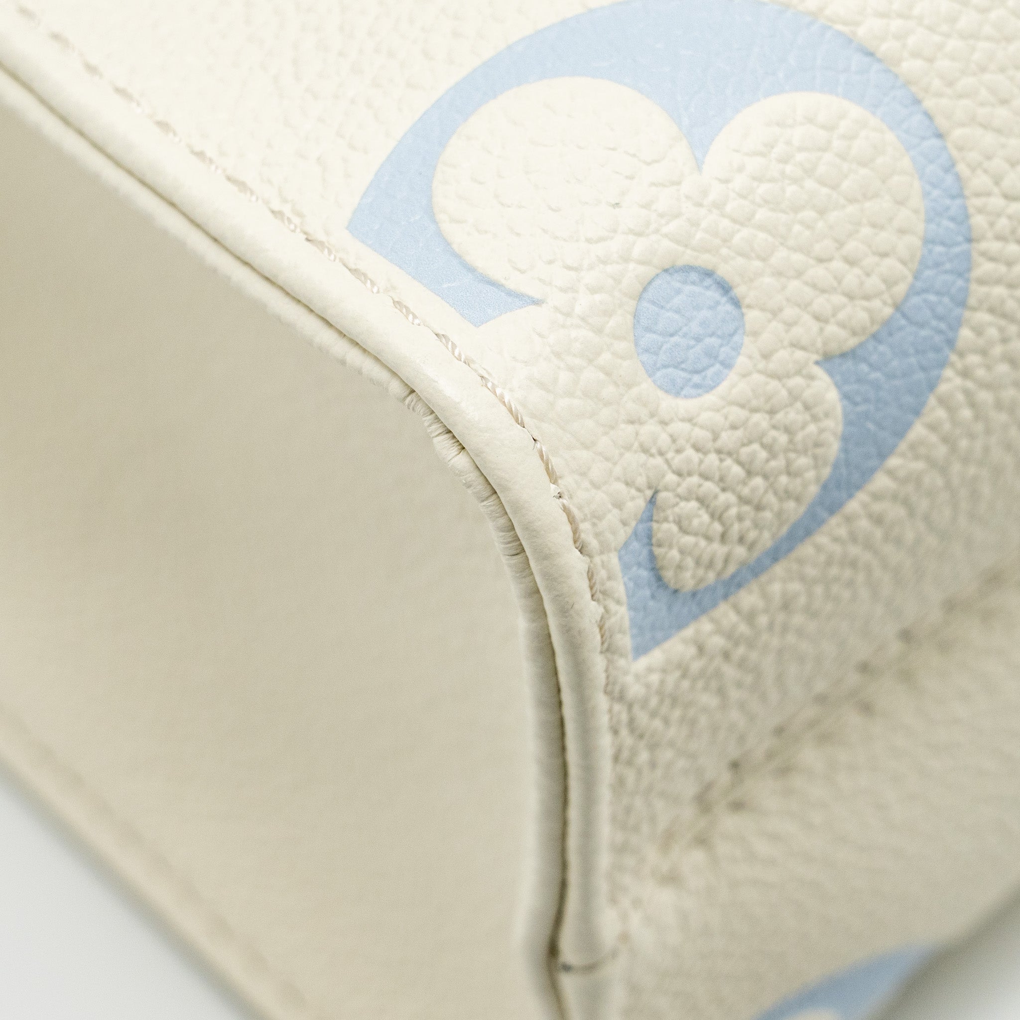 louis-vuitton-onthego-pm-bicolour-monogram-empreinte-latte-candy-blue