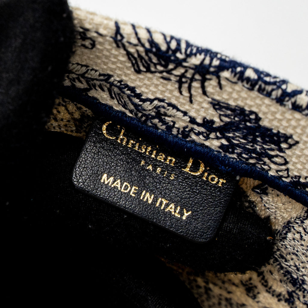 dior-medium-book-tote-blue-toile-de-jouy-embroidery-1