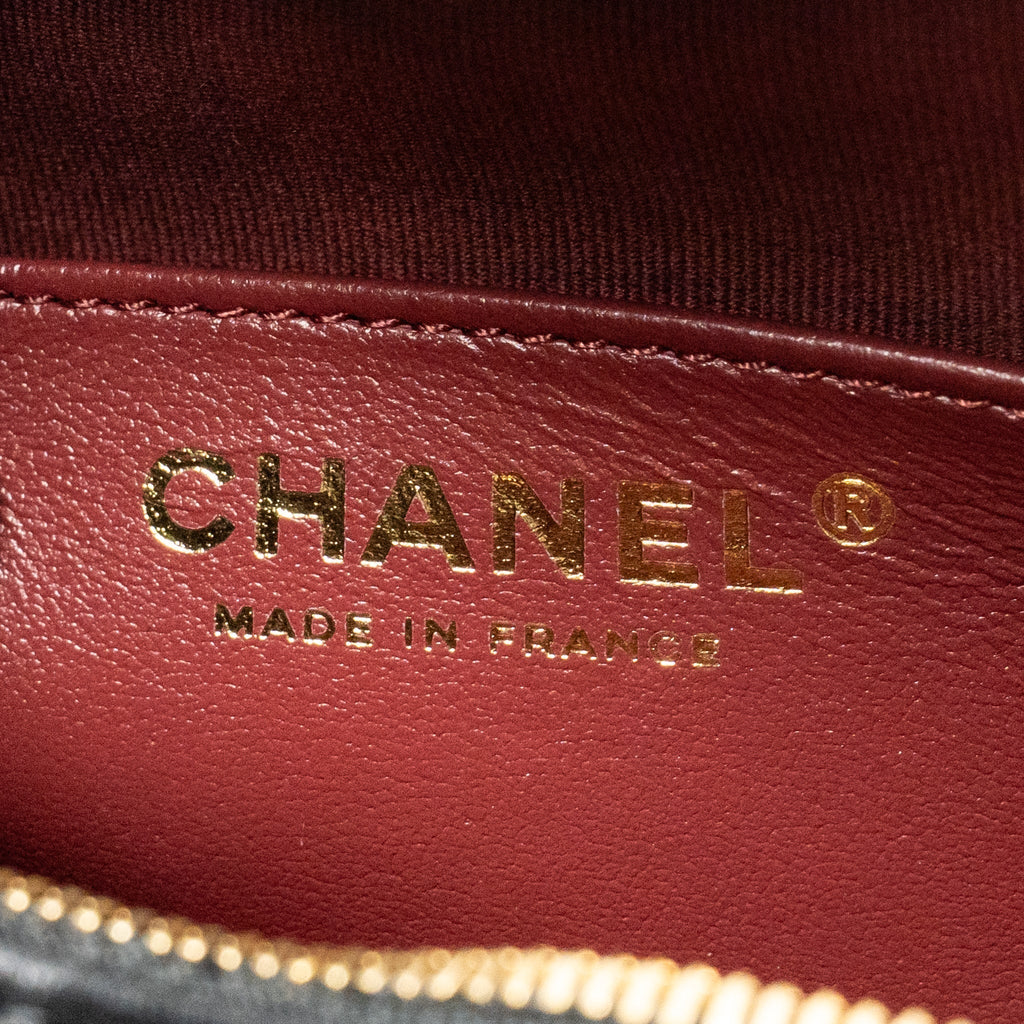 chanel-22s-cc-in-love-heart-bag-lambskin-black-lghw-microchip