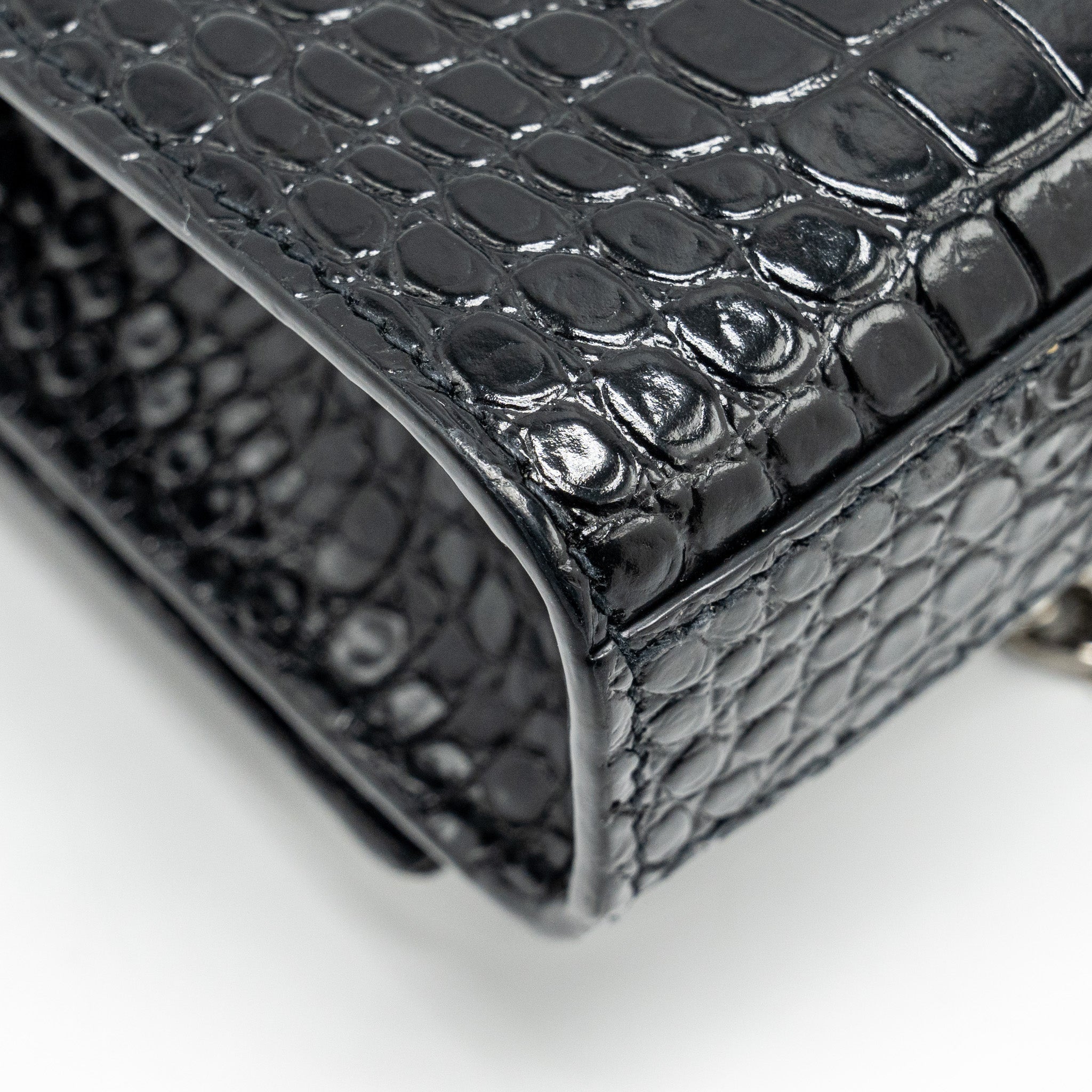 saint-laurent-ysl-kate-small-chain-wallet-with-tassel-in-crocodile-embossed-black-shw