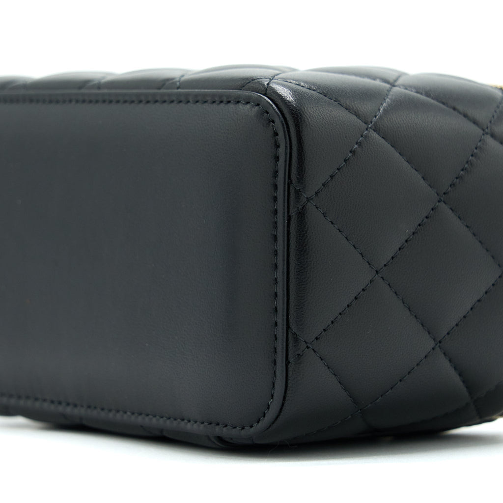 chanel-22a-pearl-crush-long-vanity-with-chain-lambskin-black-ghw