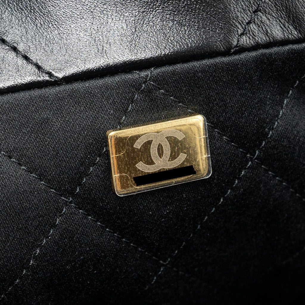 chanel-small-22-bag-lambskin-black-ghw
