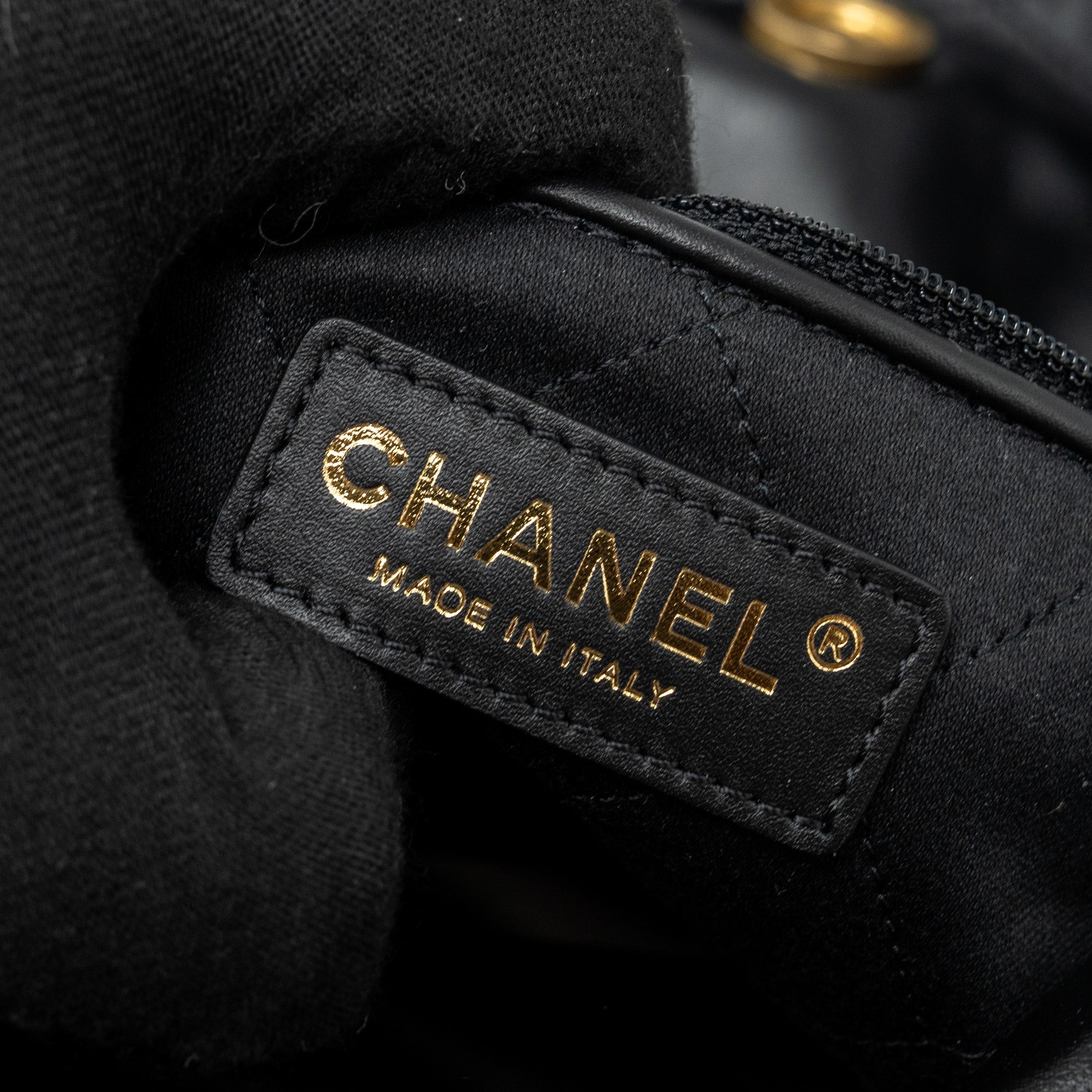 chanel-small-22-bag-lambskin-black-ghw