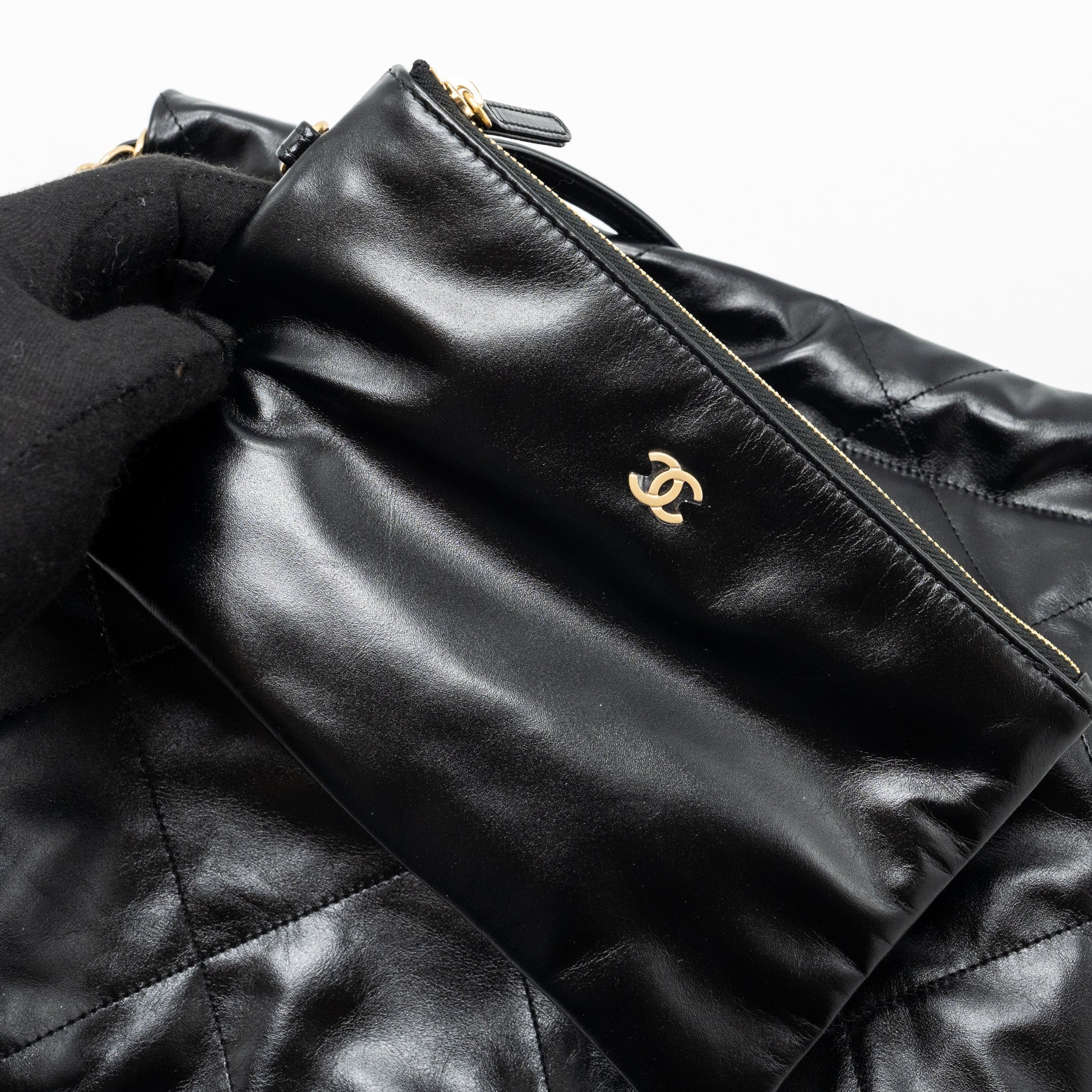 chanel-small-22-bag-lambskin-black-ghw