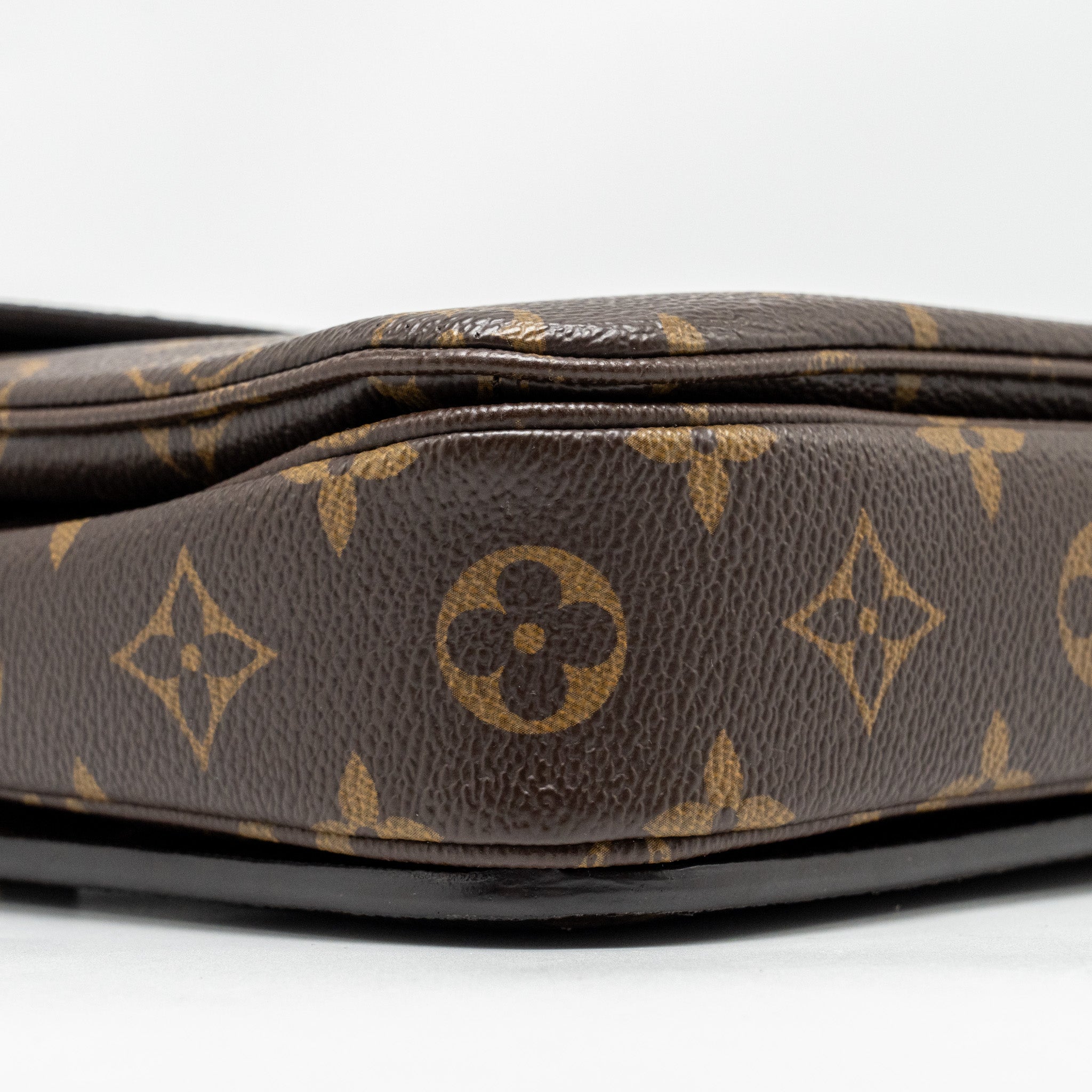 louis-vuitton-pochette-metis-monogram-canvas-ghw-30