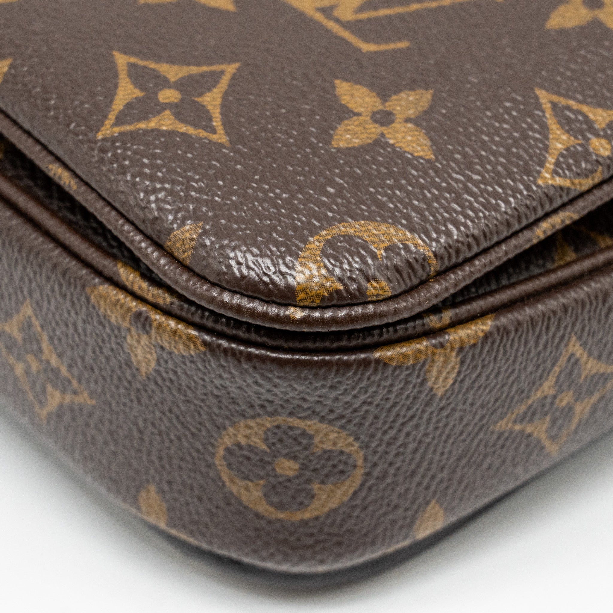 louis-vuitton-pochette-metis-monogram-canvas-ghw-30