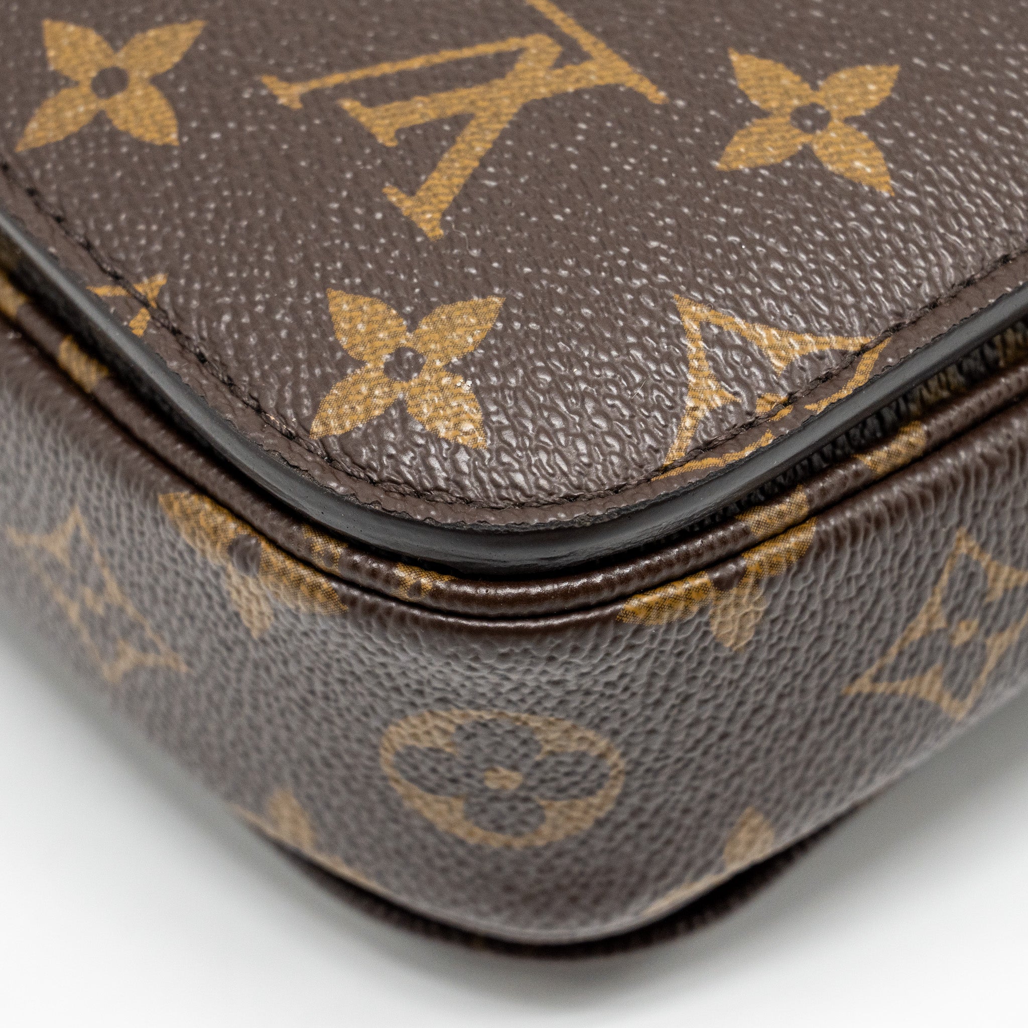 louis-vuitton-pochette-metis-monogram-canvas-ghw-30