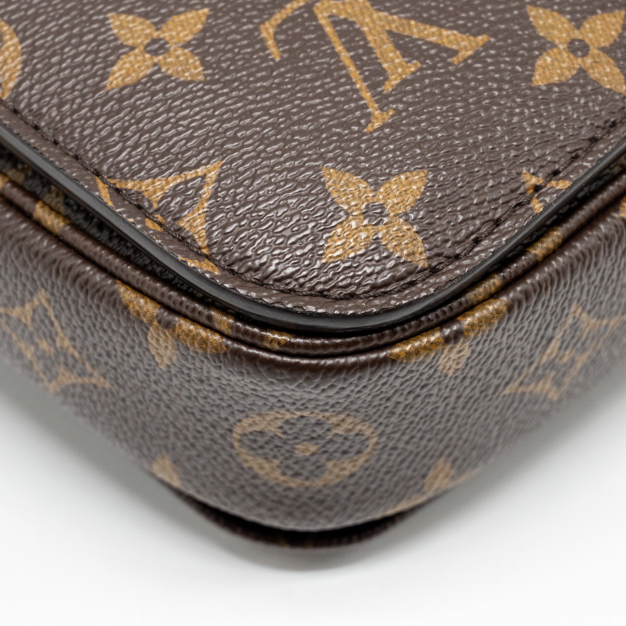 louis-vuitton-pochette-metis-monogram-canvas-ghw-30