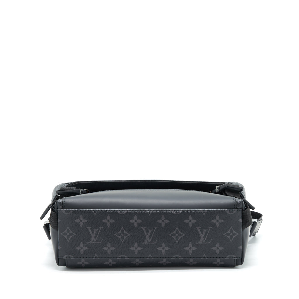 louis-vuitton-eclipse-voyager-messenger-bag-monogram-canvas-black-year-2020