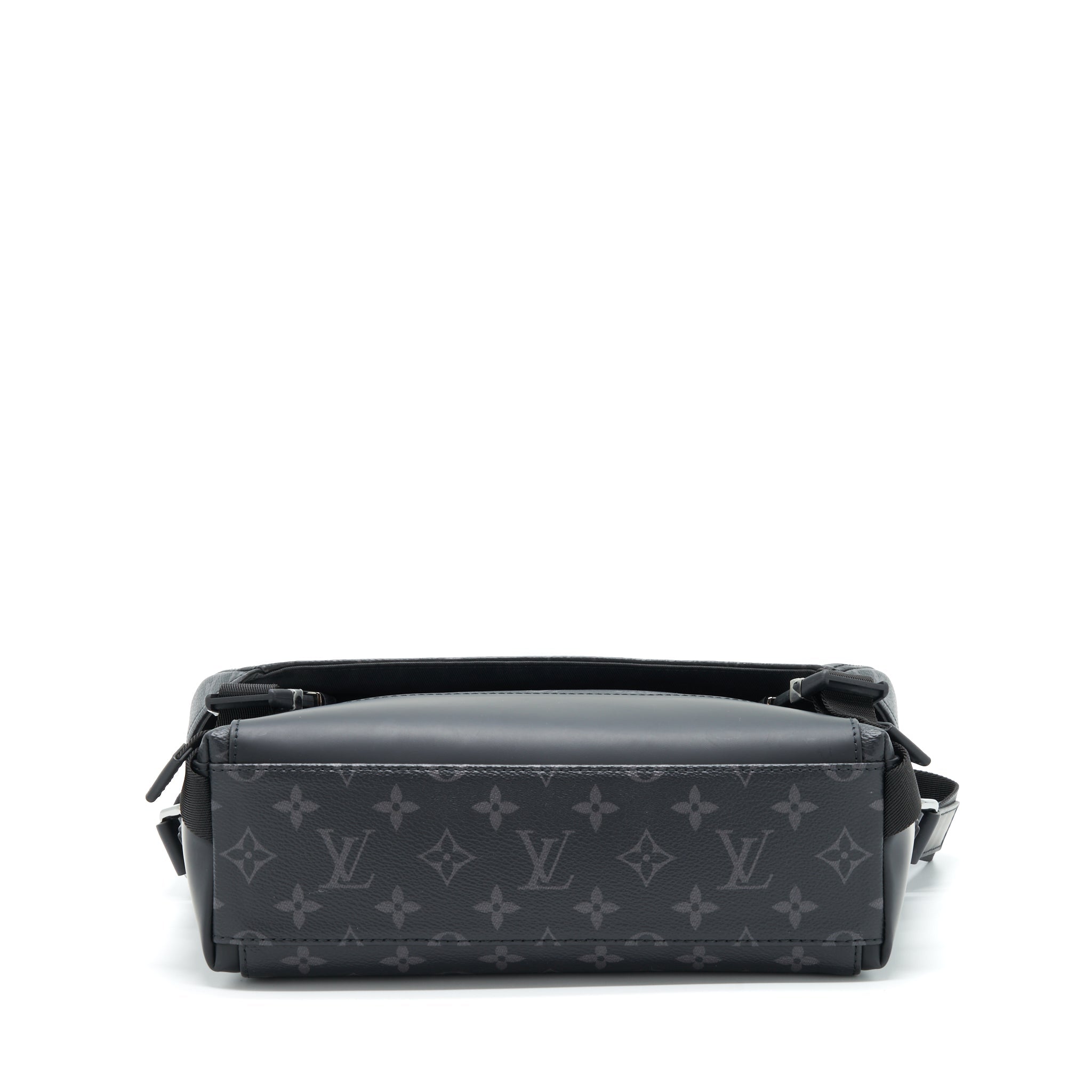 louis-vuitton-eclipse-voyager-messenger-bag-monogram-canvas-black-year-2020