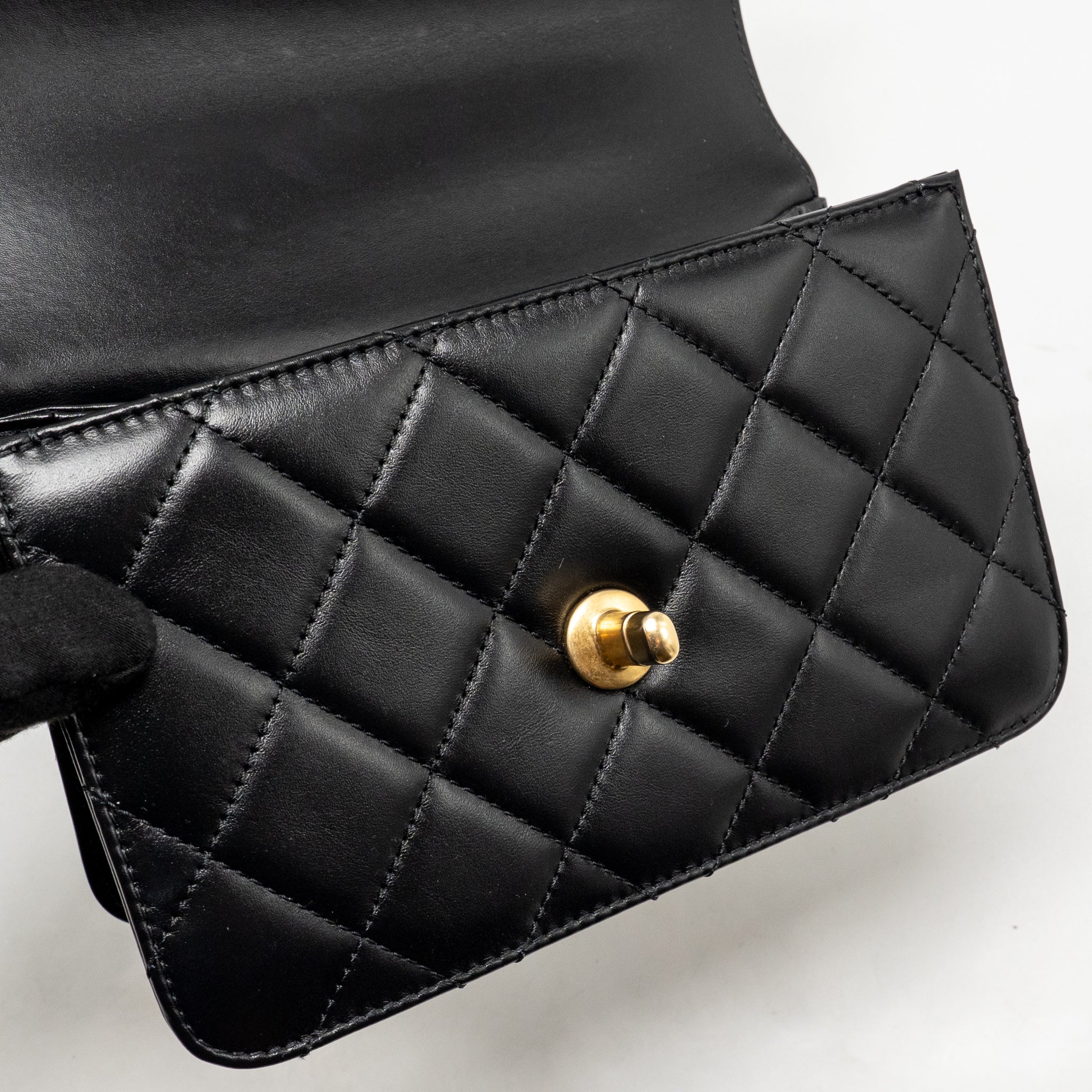 chanel-gold-crush-black