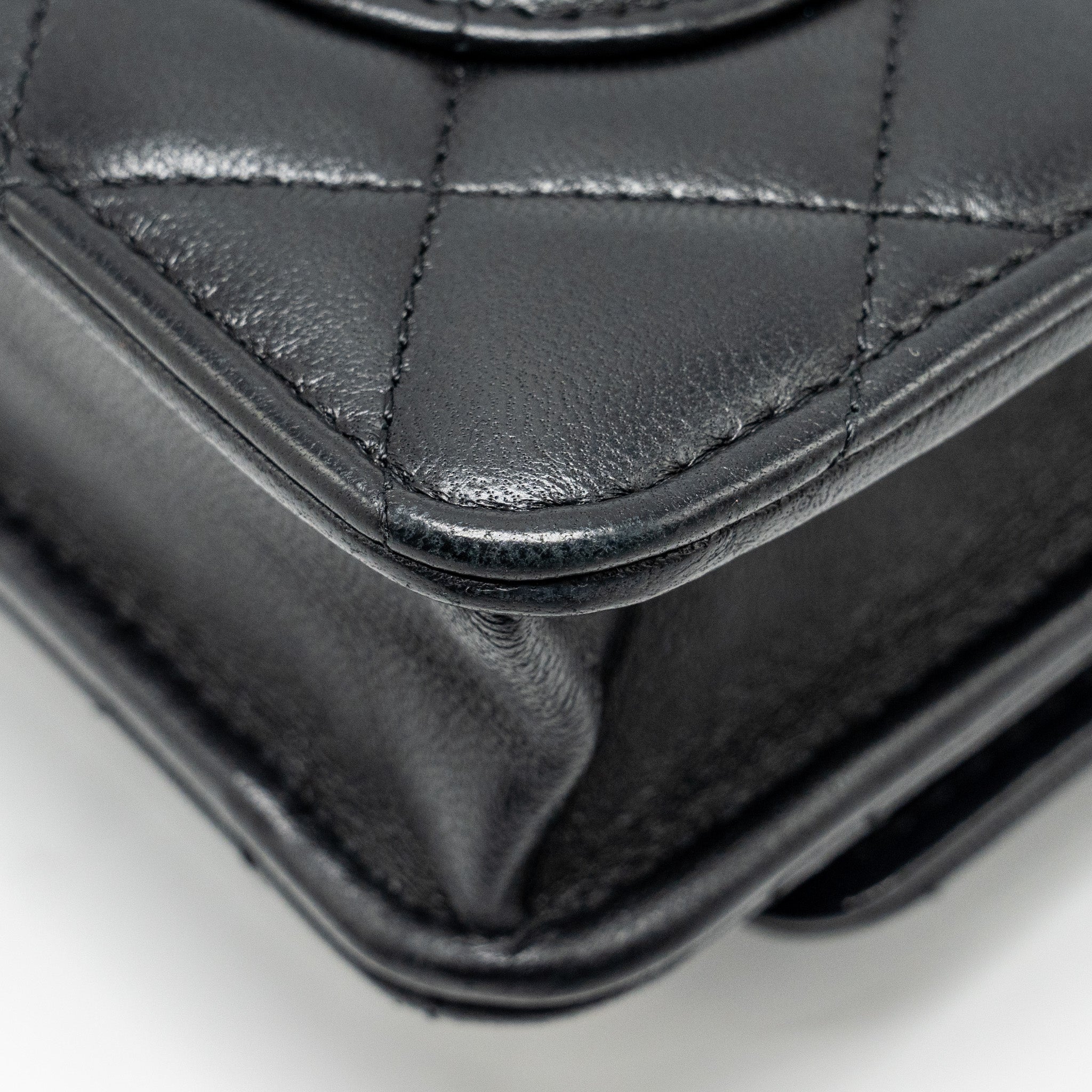 chanel-23a-lion-charms-wallet-on-chain-lambskin-black-ghw-microchip-1