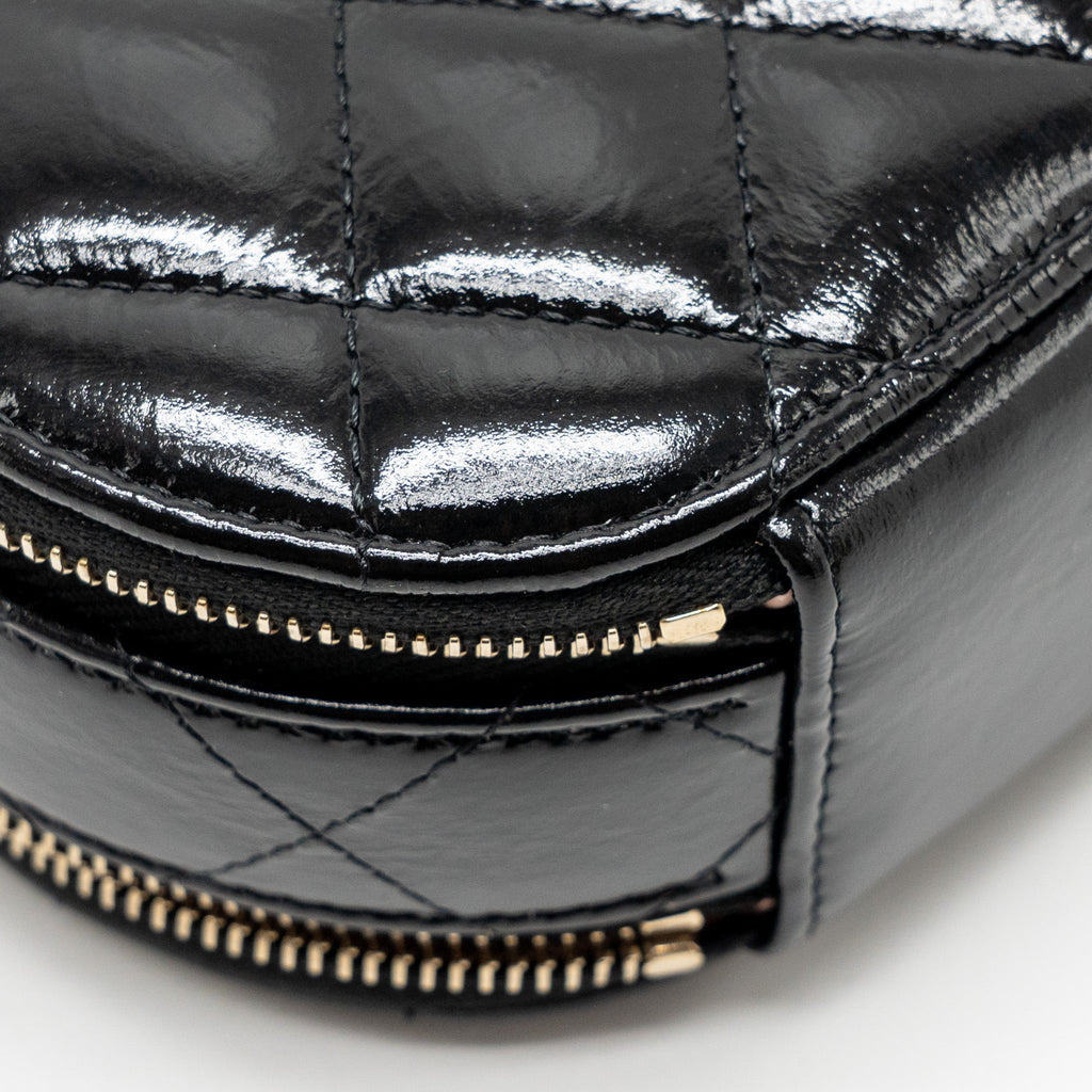 chanel-22b-top-handle-mini-round-vanity-case-with-chain-shiny-leather-black-lghw-microchip