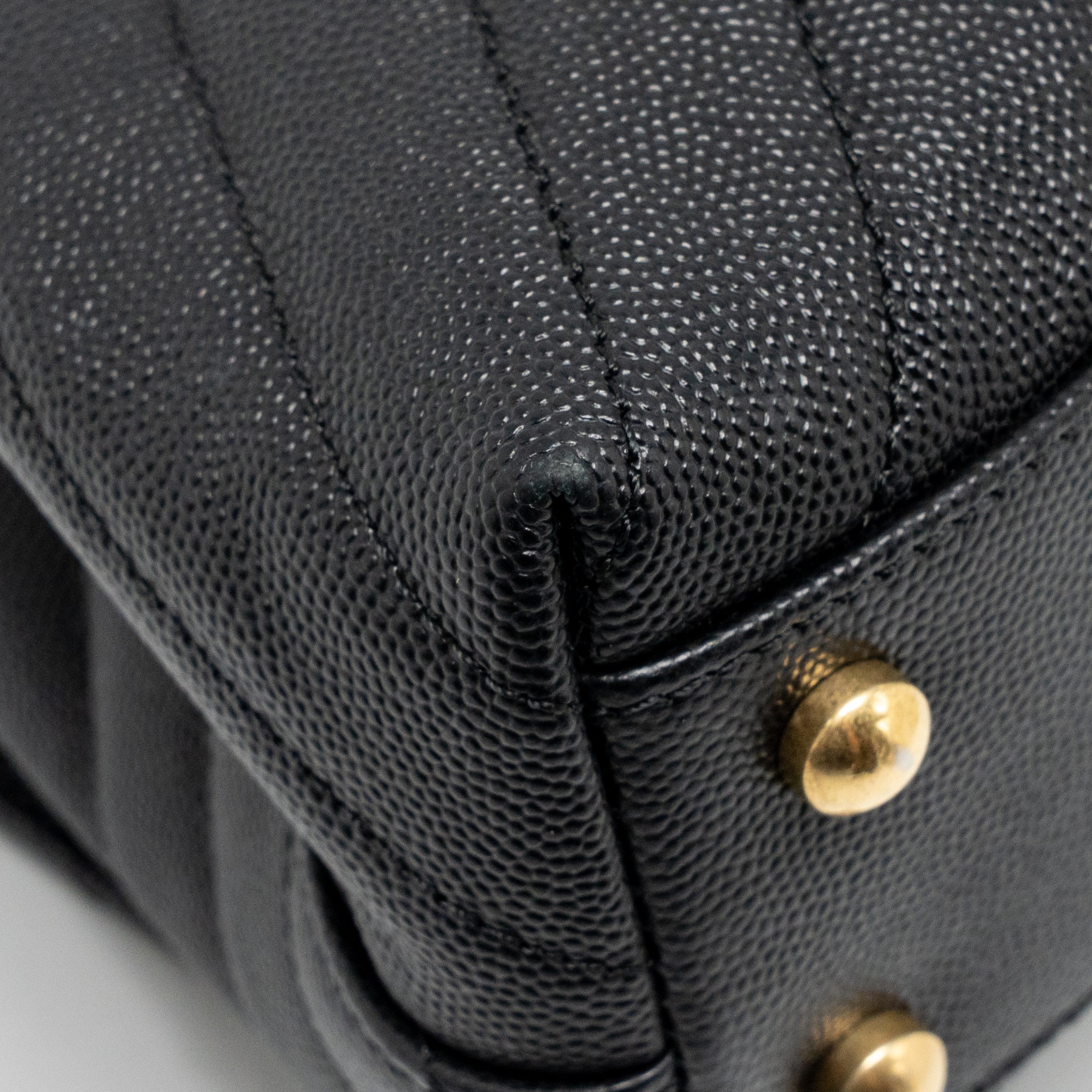 chanel-small-coco-handle-with-lizard-embossed-handle-chevron-caviar-black-ghw
