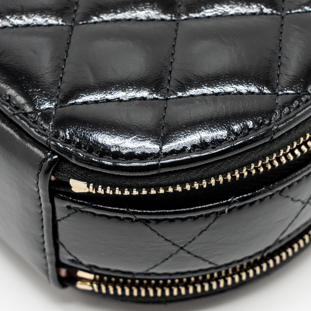 chanel-22b-top-handle-mini-round-vanity-case-with-chain-shiny-leather-black-lghw-microchip