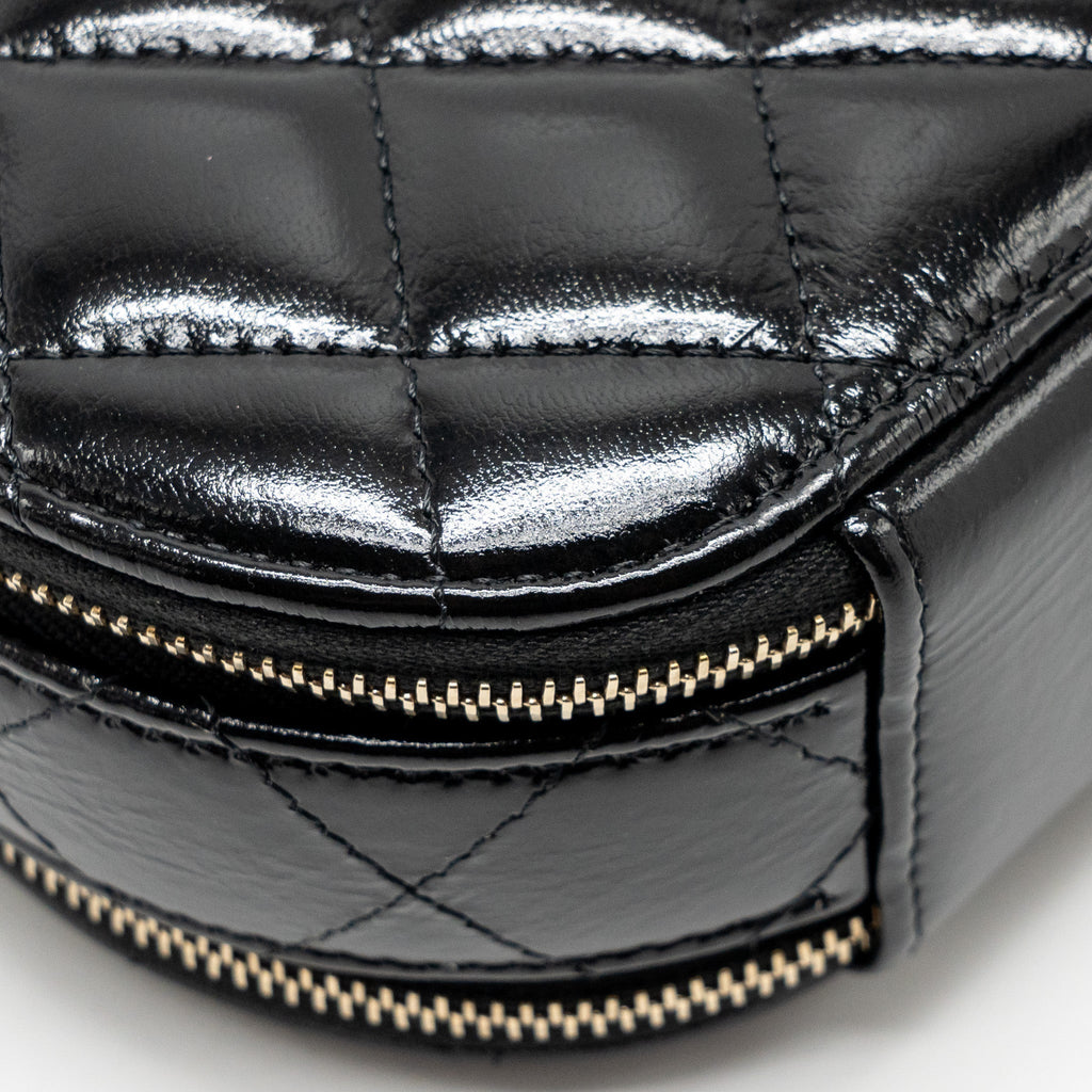 chanel-22b-top-handle-mini-round-vanity-case-with-chain-shiny-leather-black-lghw-microchip