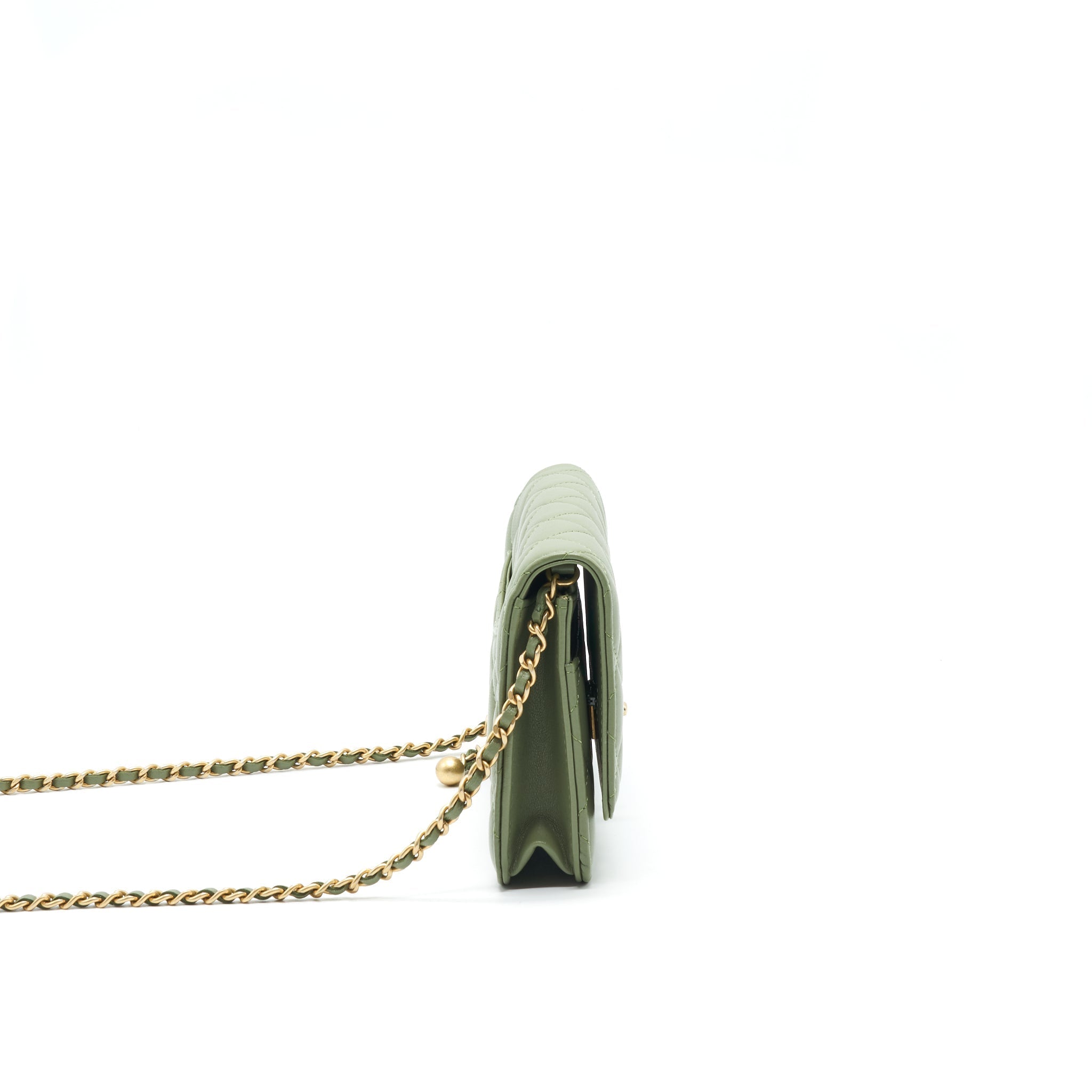 chanel-21b-green-ghw-pearl-crush-wallet-on-chain
