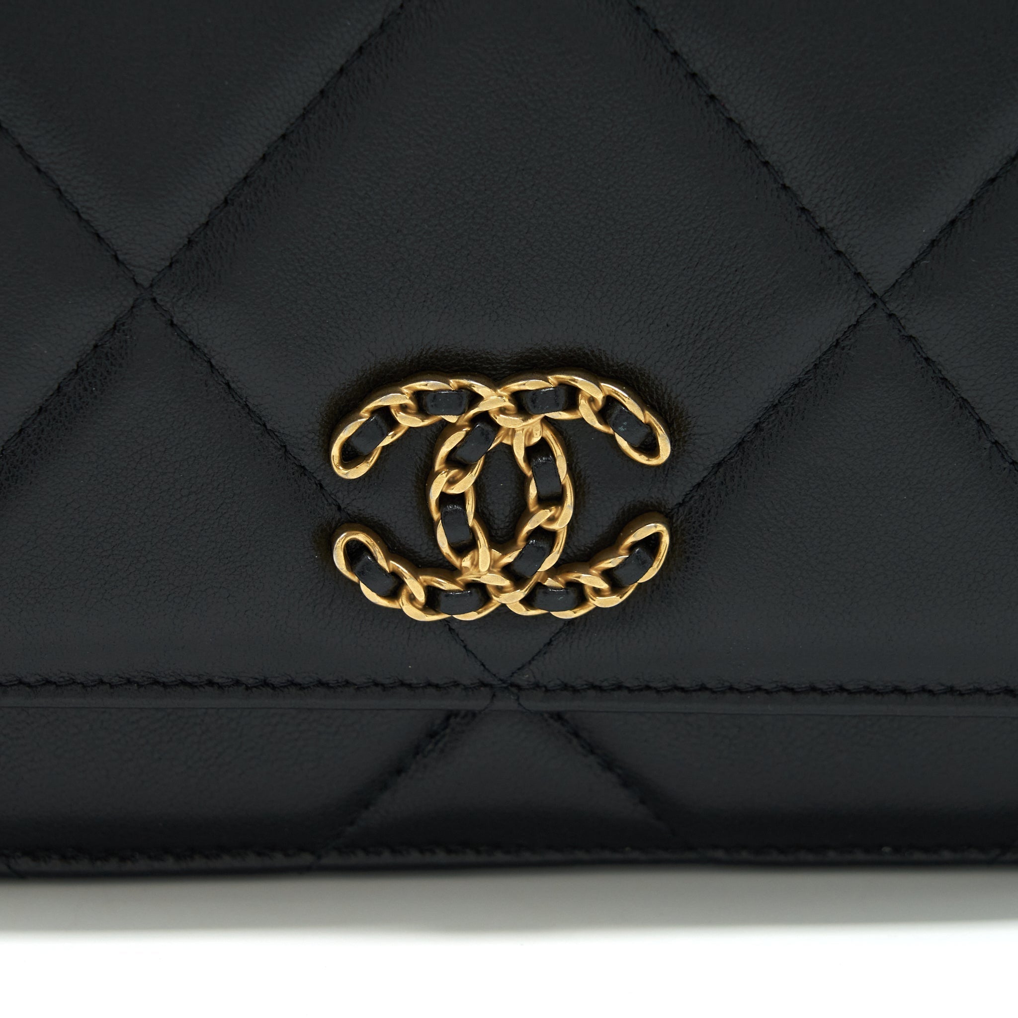 chanel-19-wallet-on-chain-lambskin-black-with-multicolour-hardware-microchip