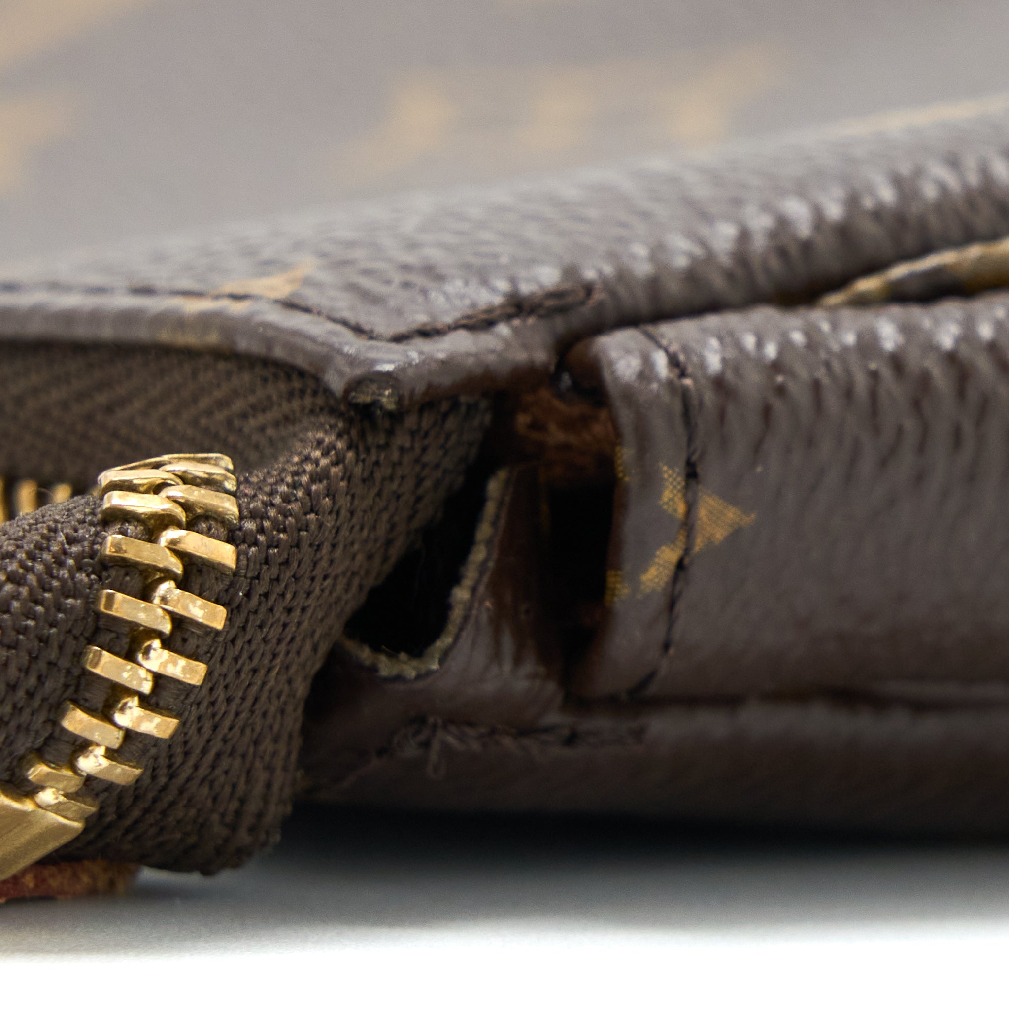 louis-vuitton-mini-pochette-accessories-monogram-canvas-ghw-4
