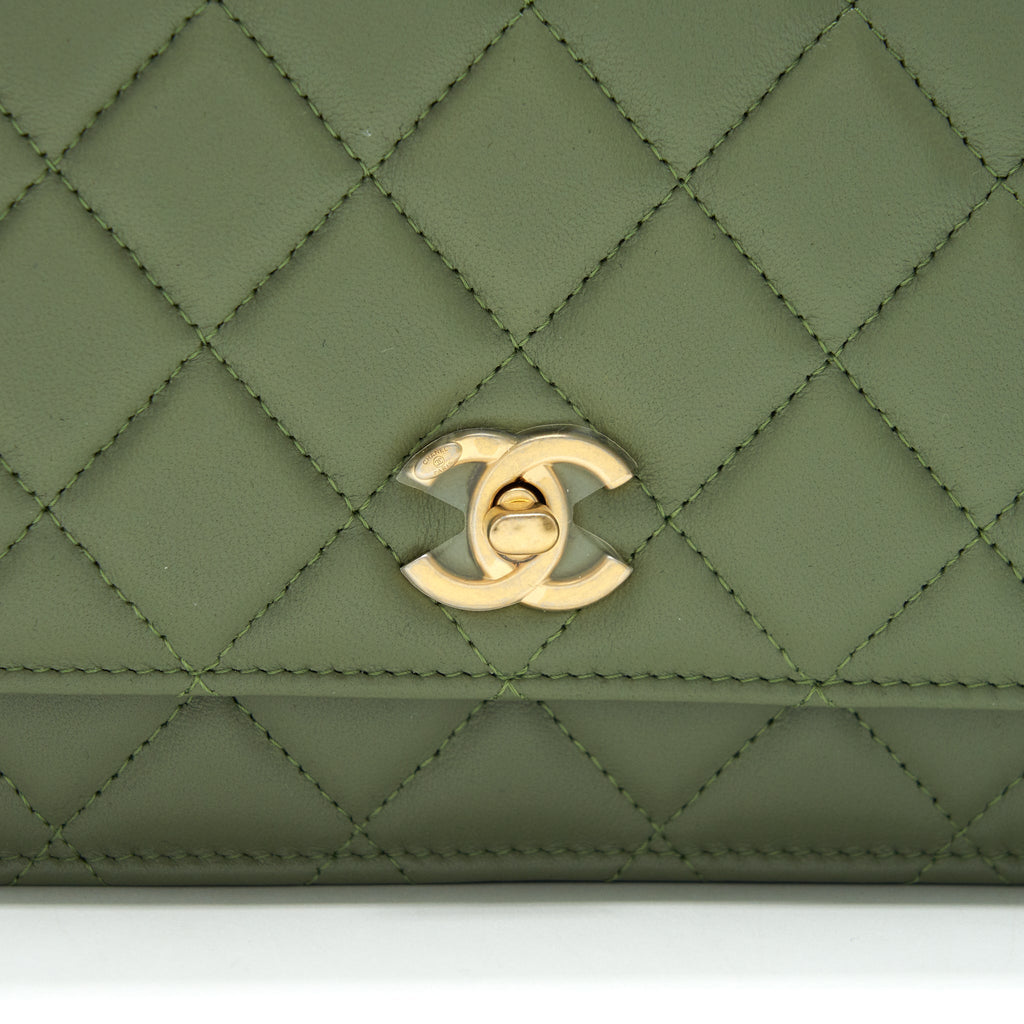 chanel-21b-green-ghw-pearl-crush-wallet-on-chain