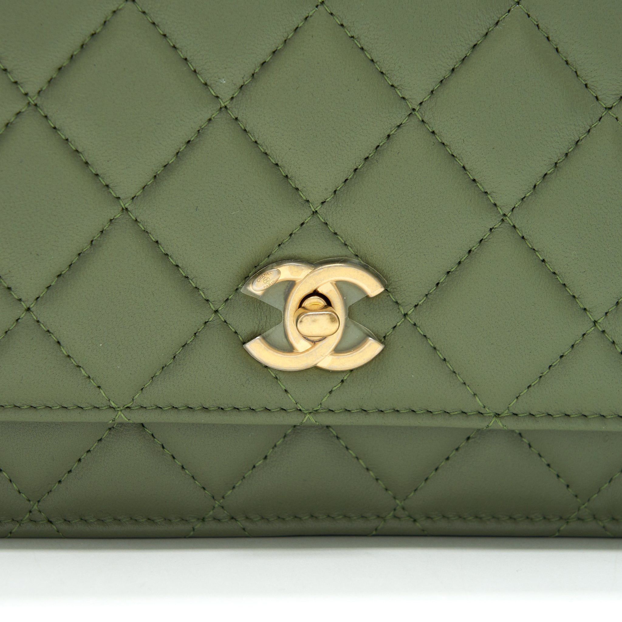 chanel-21b-green-ghw-pearl-crush-wallet-on-chain