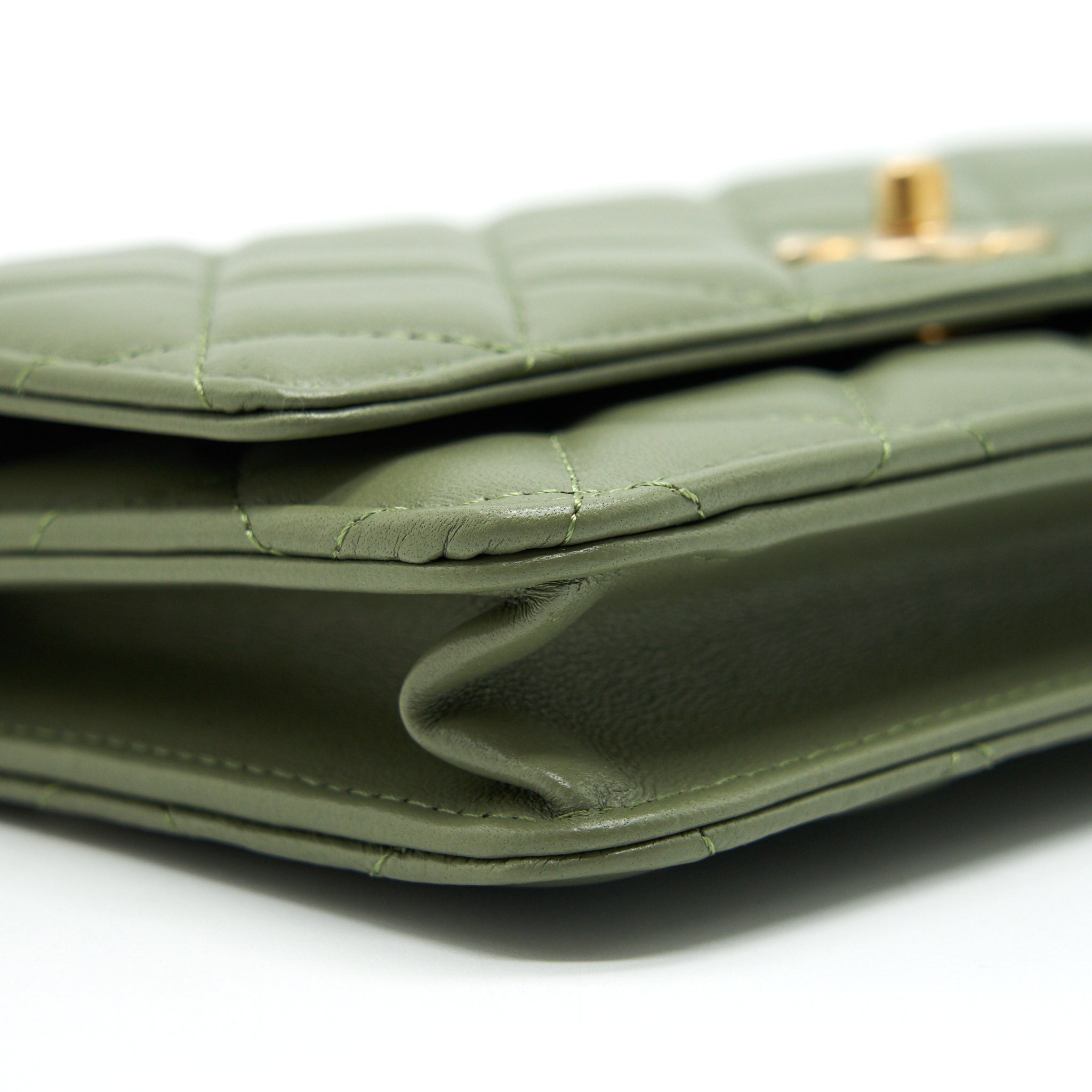 chanel-21b-green-ghw-pearl-crush-wallet-on-chain