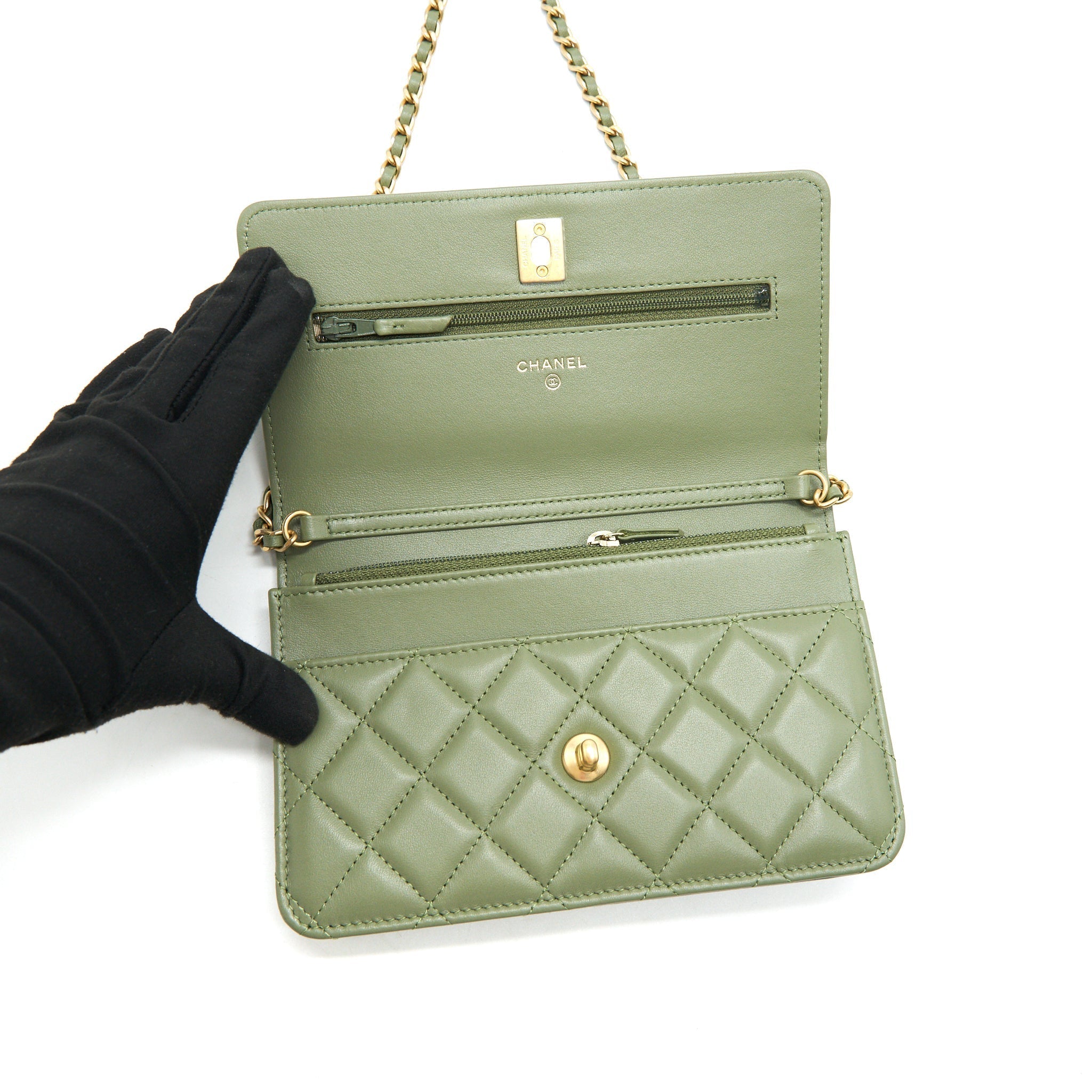 chanel-21b-green-ghw-pearl-crush-wallet-on-chain