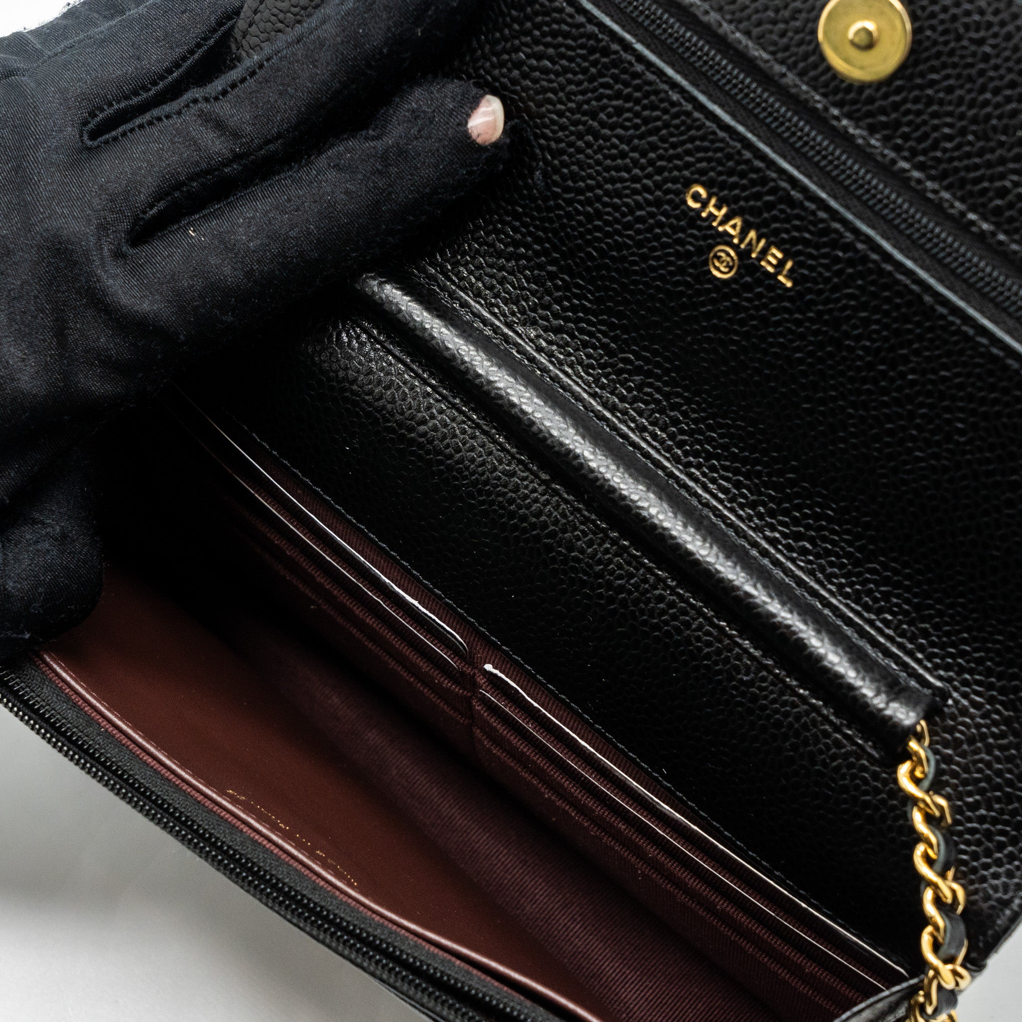 chanel-classic-wallet-on-chain-caviar-black-ghwmicrochip-1