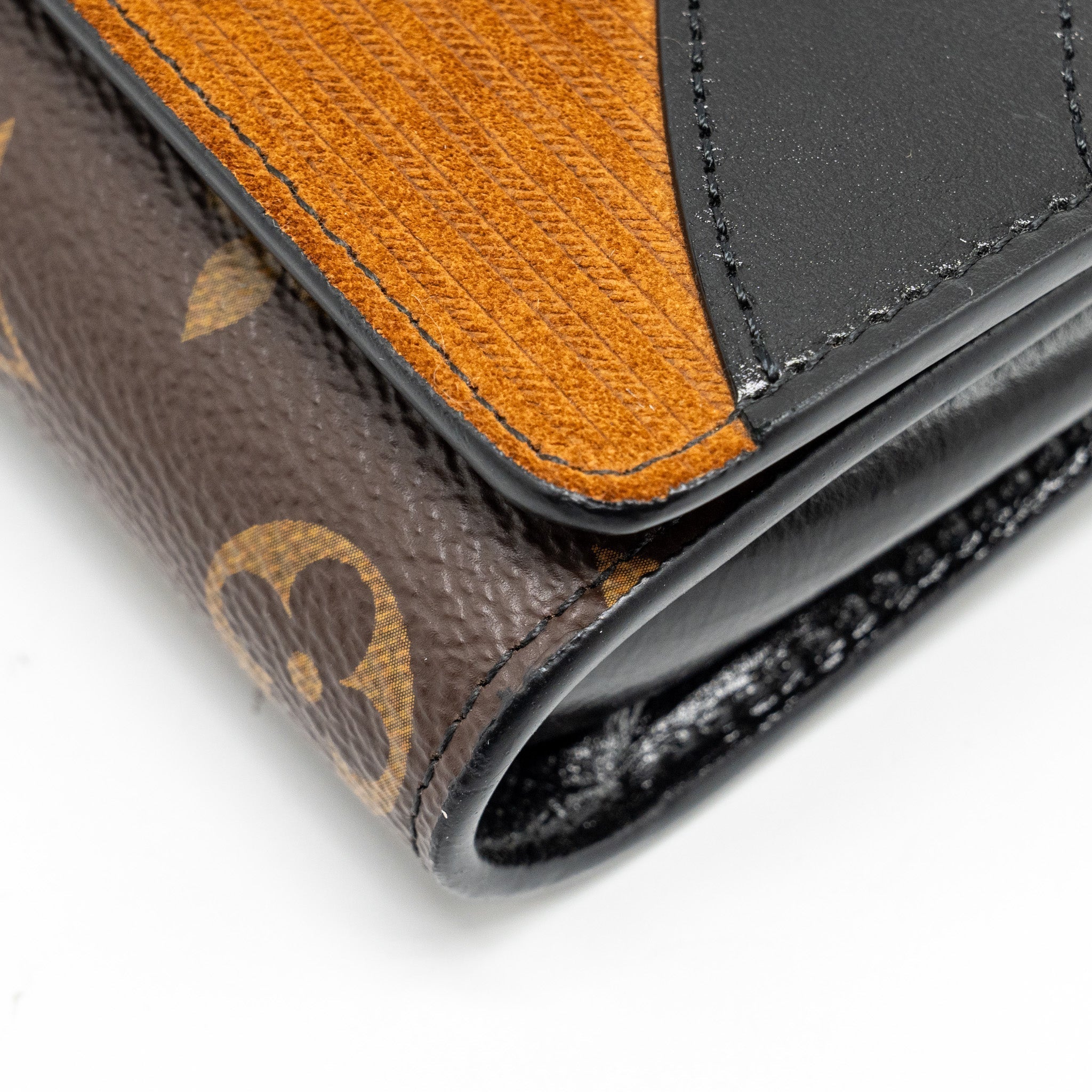louis-vuitton-wild-at-heart-twist-wallet-on-chain-calfskin-monogram-canvas-multicololur-black-sliver-hardware