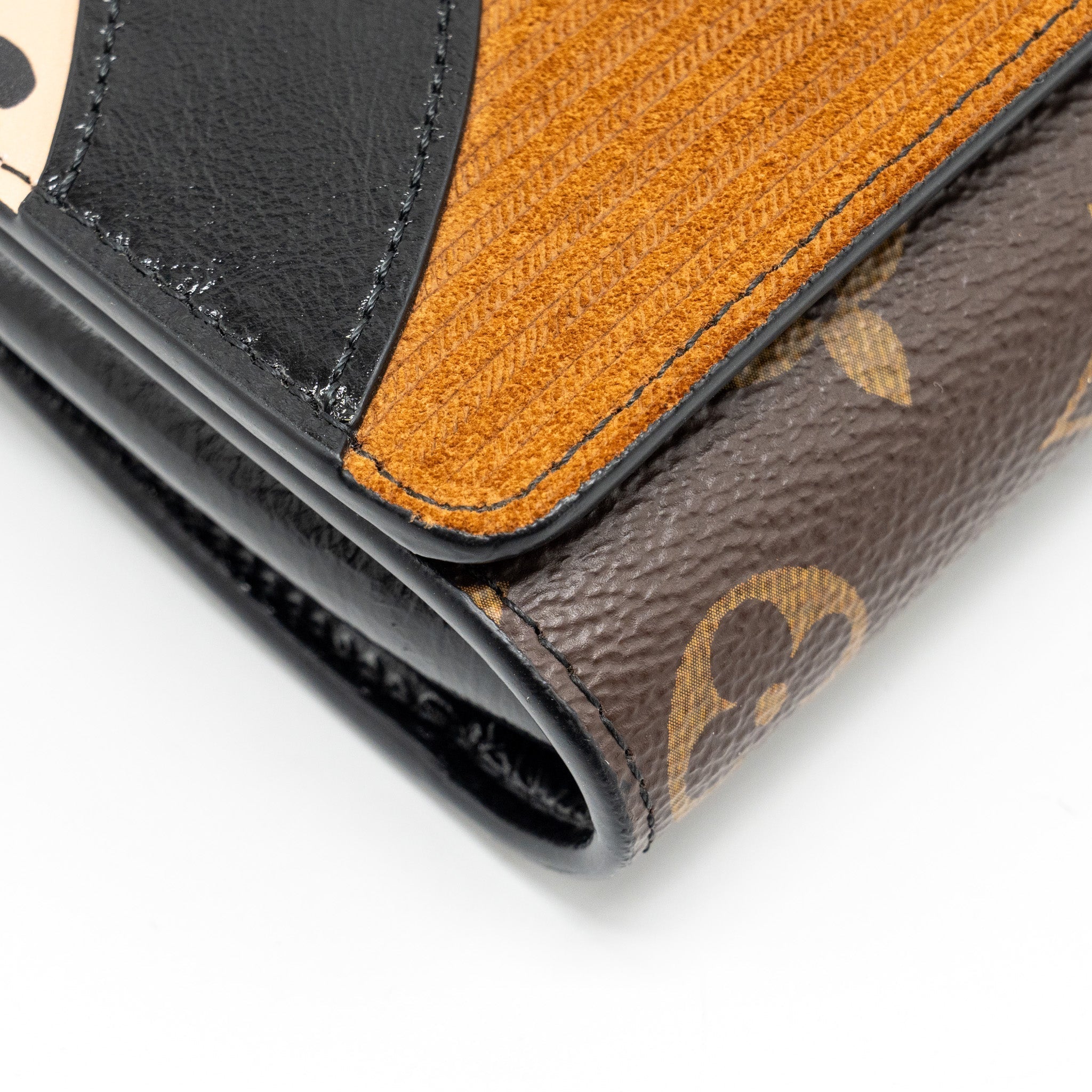 louis-vuitton-wild-at-heart-twist-wallet-on-chain-calfskin-monogram-canvas-multicololur-black-sliver-hardware