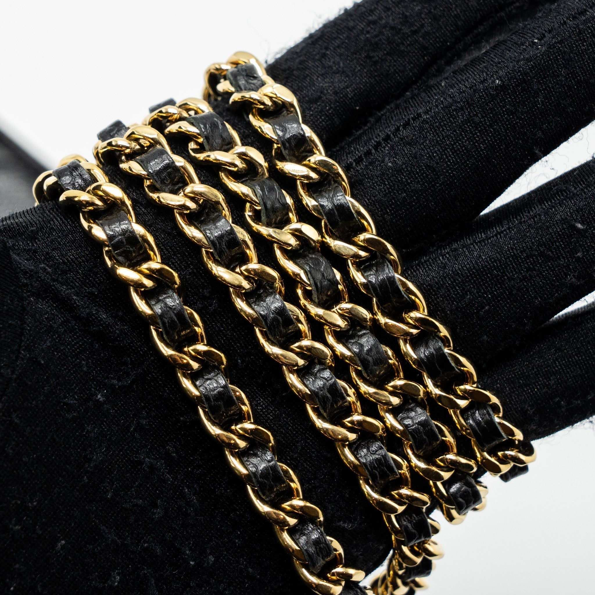 chanel-classic-wallet-on-chain-caviar-black-ghwmicrochip-1
