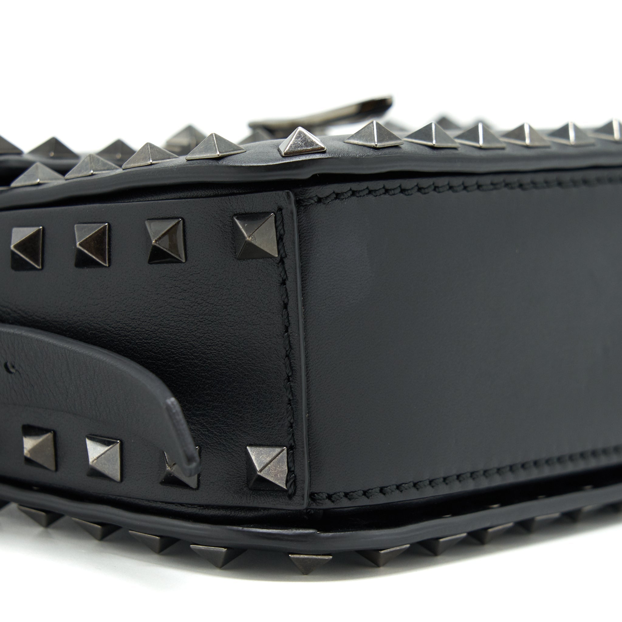 valentino-garavani-small-rockstud-grainy-calfskin-crossbody-bag-black-shw
