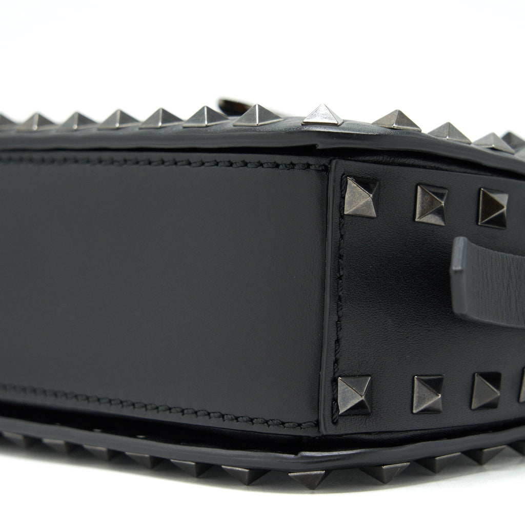 valentino-garavani-small-rockstud-grainy-calfskin-crossbody-bag-black-shw